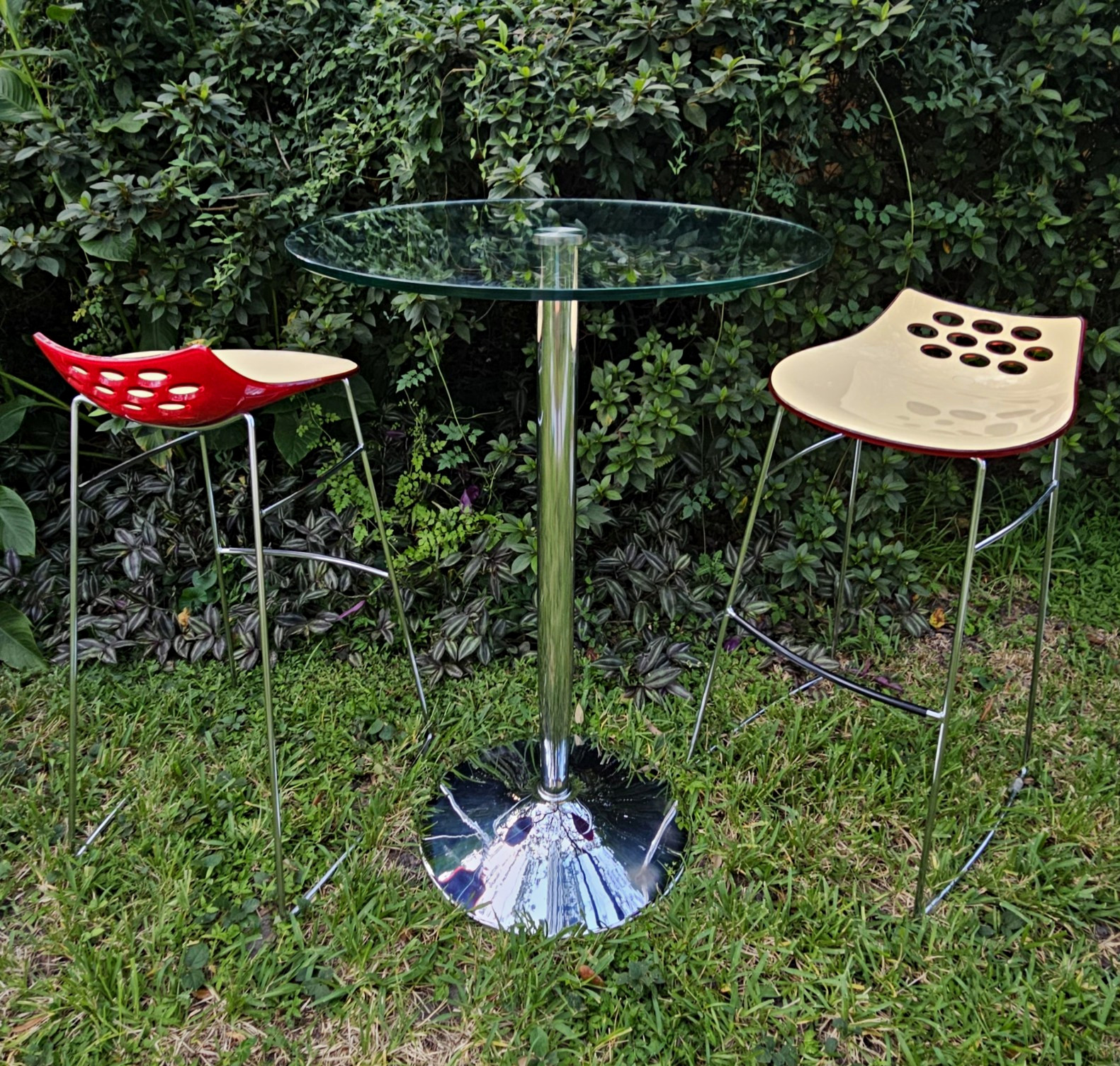 Calligaris Jam Stool Set of Two with Planet Table Made in Italy Calligaris Jam Stool Set of Two with Planet Table Made in Italy