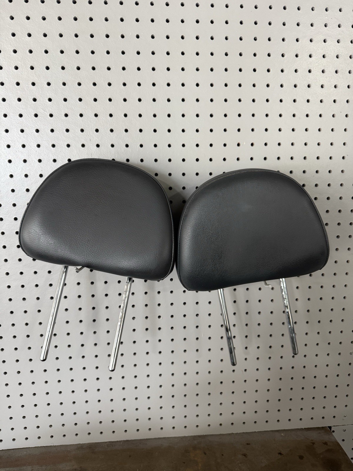 02-06 MINI COOPER RH RIGHT LH LEFT Front Leather Black Headrest 52107063601 02-06 MINI COOPER RH RIGHT LH LEFT Front Leather Black Headrest 52107063601