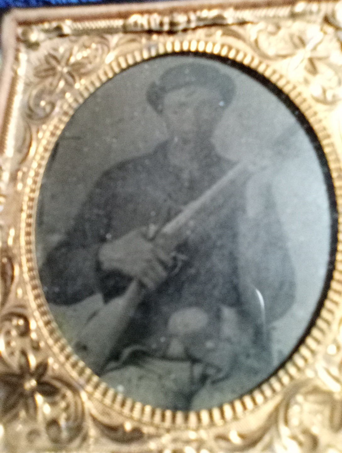* Antique 1/6th Plate Civil War Confederate Soldier W/Musket And Buckle. CB1 * Antique 1/6th Plate Civil War Confederate Soldier W/Musket And Buckle. CB1