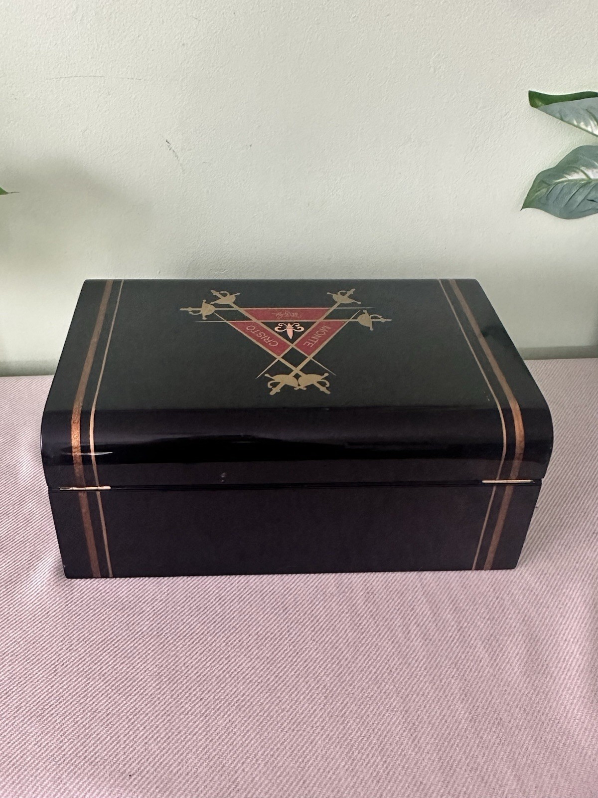 This piece is a Montecristo desktop cigar humidifier This piece is a Montecristo desktop cigar humidifier