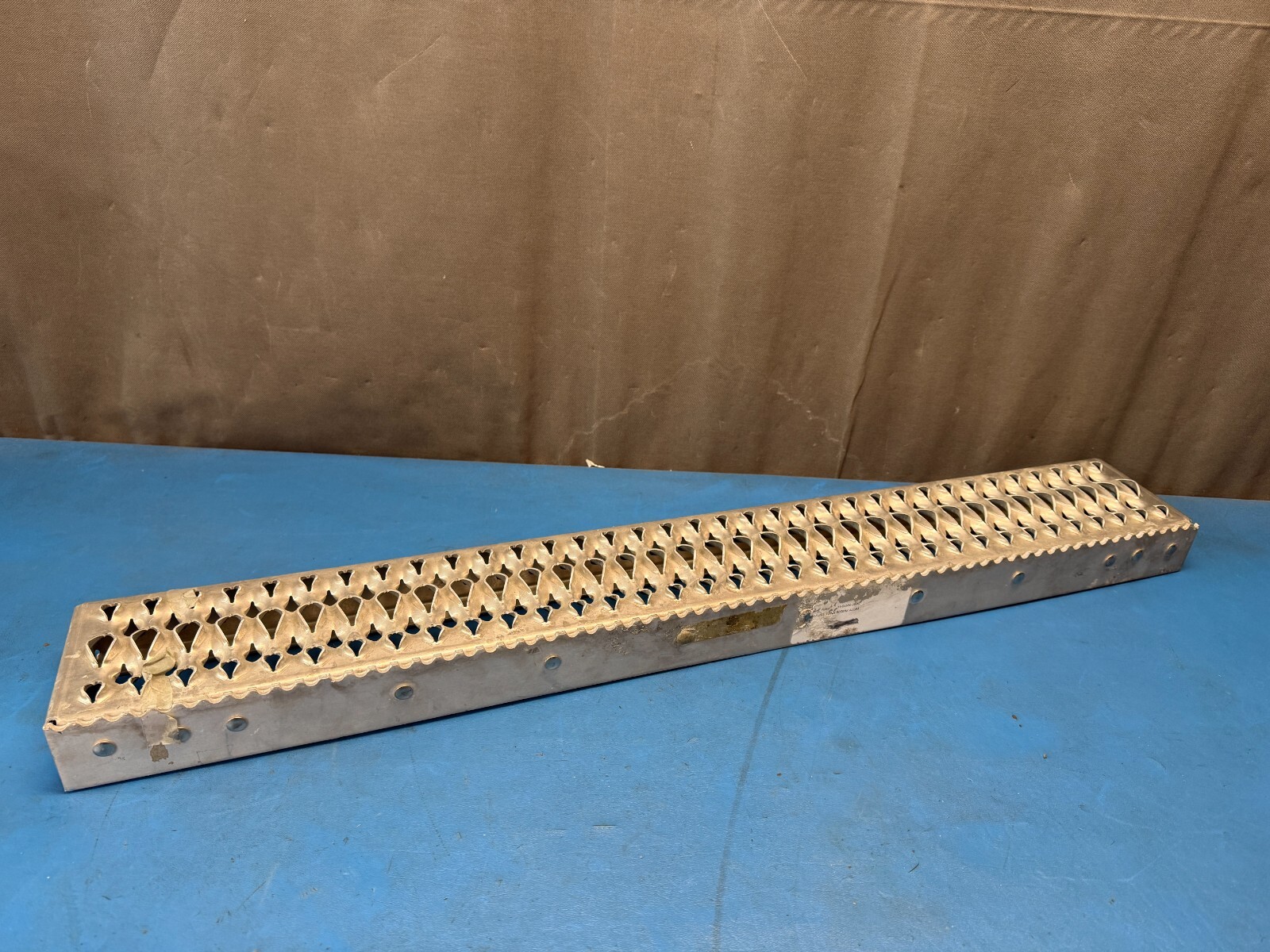 Paccar 11-04536-0900 Fuel Tank Step Assembly Paccar 11-04536-0900 Fuel Tank Step Assembly