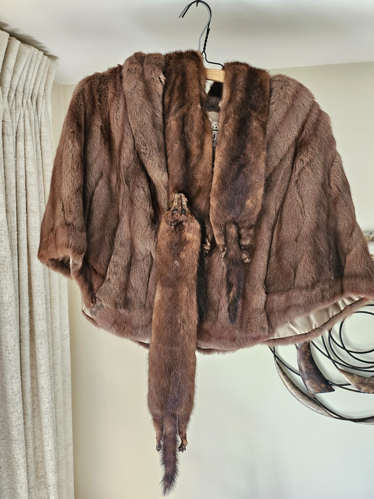 Vintage 1940s 1950s Real Mink Fur Capelet Stole Wrap with Taxidermy Head Paws Ta Vintage 1940s 1950s Real Mink Fur Capelet Stole Wrap with Taxidermy Head Paws Ta
