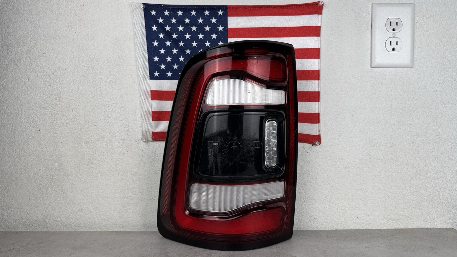 💥2019-2024 OEM DODGE RAM 2500 3500 OUTER TAIL LIGHT LEFT W/ BLINDSPOT BLACK LED