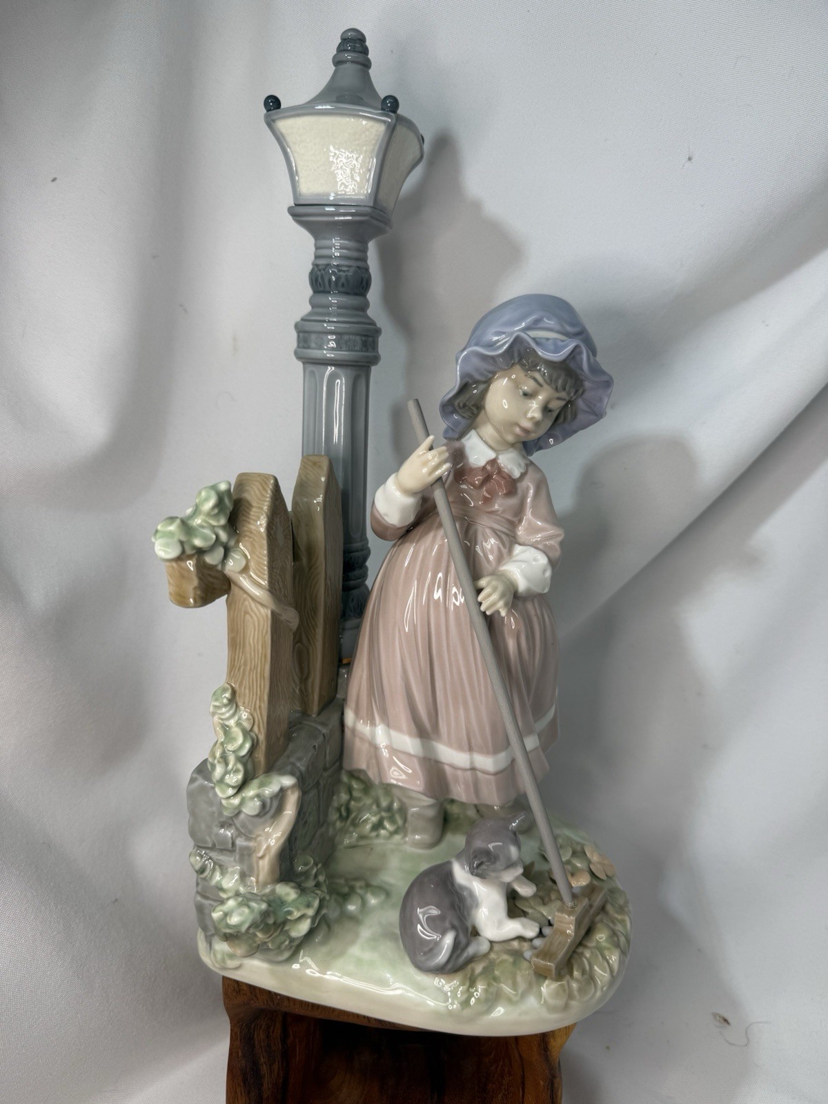 Vtg 80s Lladro Figurine Statue FALL CLEAN UP Cute Girl & Cat Yardwork Fence Lamp Vtg 80s Lladro Figurine Statue FALL CLEAN UP Cute Girl & Cat Yardwork Fence Lamp