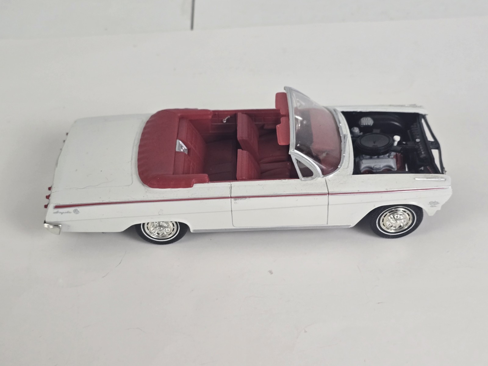 1/25 AMT MASTERPIECE 1962 CHEVROLET IMPALA SS CONVERTIBLE WHITE RED INTERIOR 