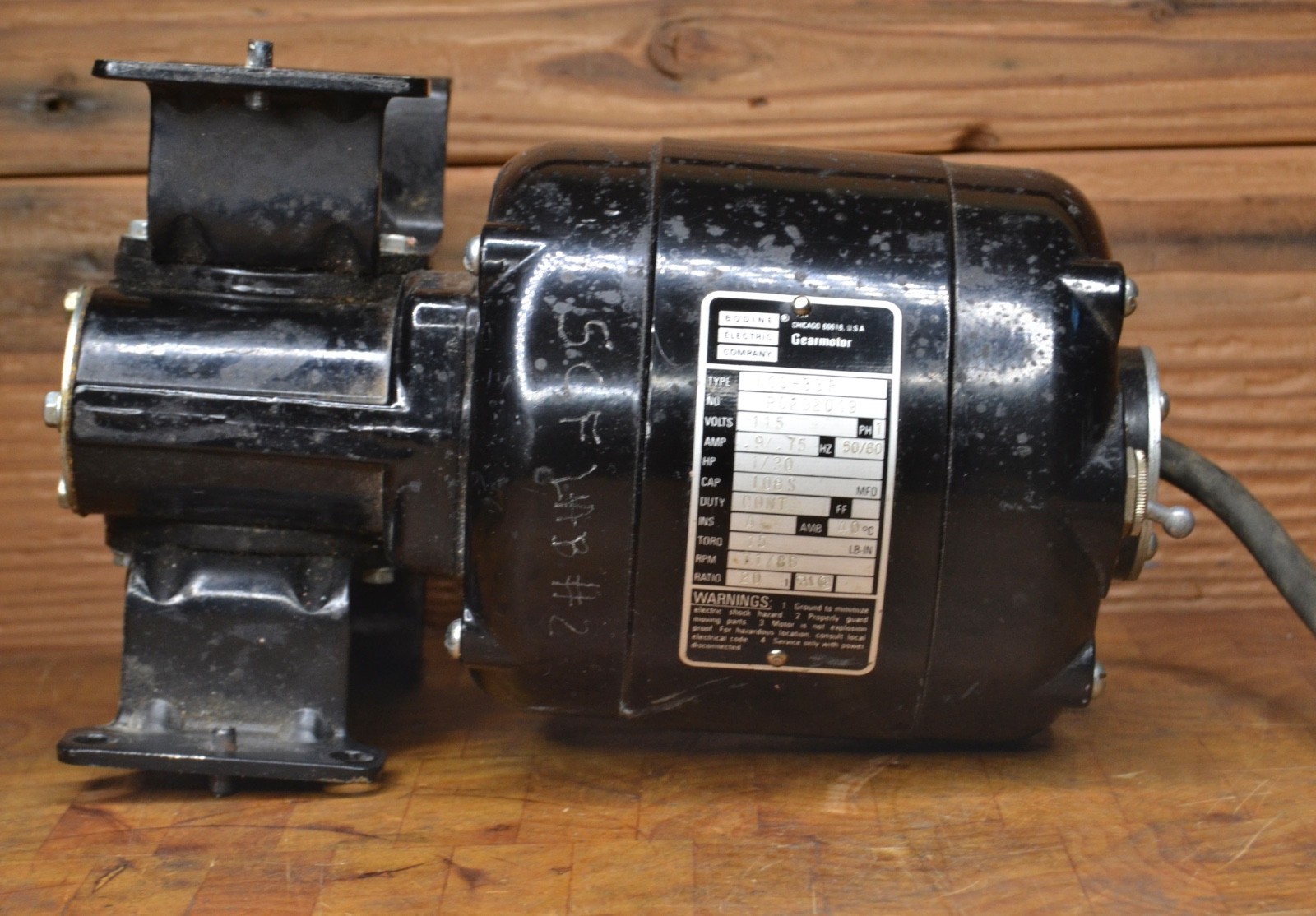 Bodine Electric Company Gear Motor Type NCS-33R 115V .9/.75 A 1/30 HP 20:1 15Lb Bodine Electric Company Gear Motor Type NCS-33R 115V .9/.75 A 1/30 HP 20:1 15Lb