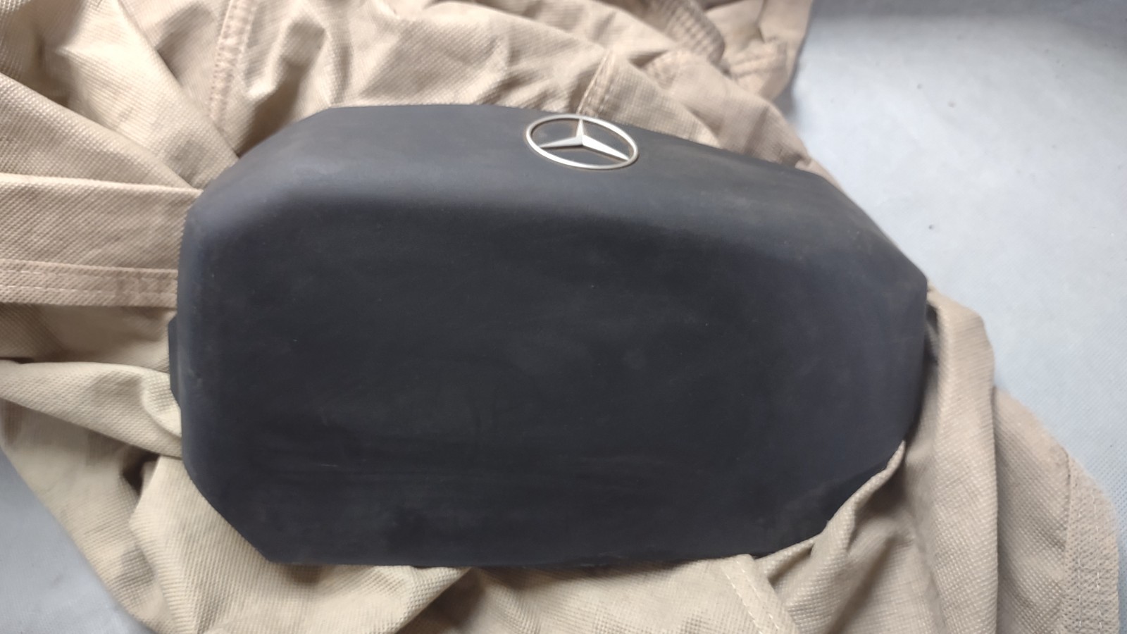 OEM Mercedes W124 W140 R129 - 1041580285 has one broken tab. OEM Mercedes W124 W140 R129 - 1041580285 has one broken tab.