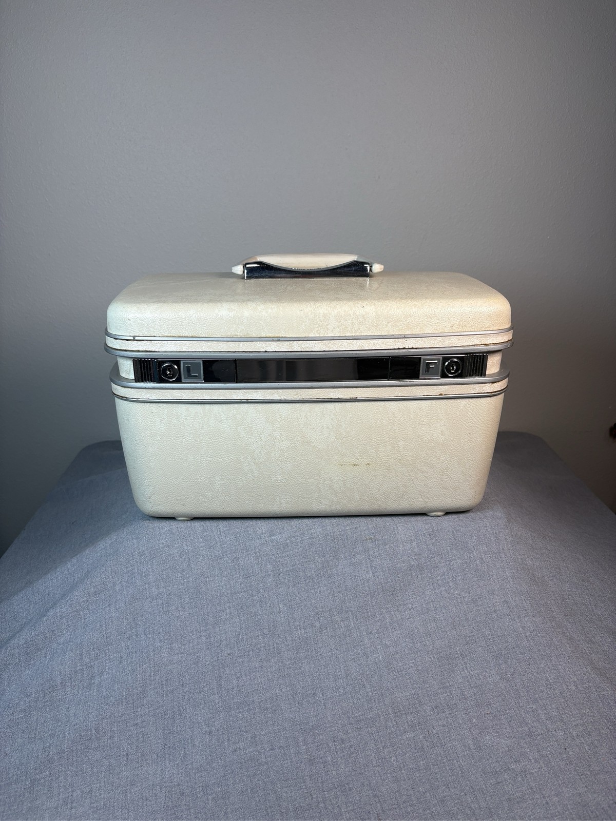 Vintage Samsonite Silhouette Train Case Cosmetic Makeup Travel Luggage Ivory Vintage Samsonite Silhouette Train Case Cosmetic Makeup Travel Luggage Ivory