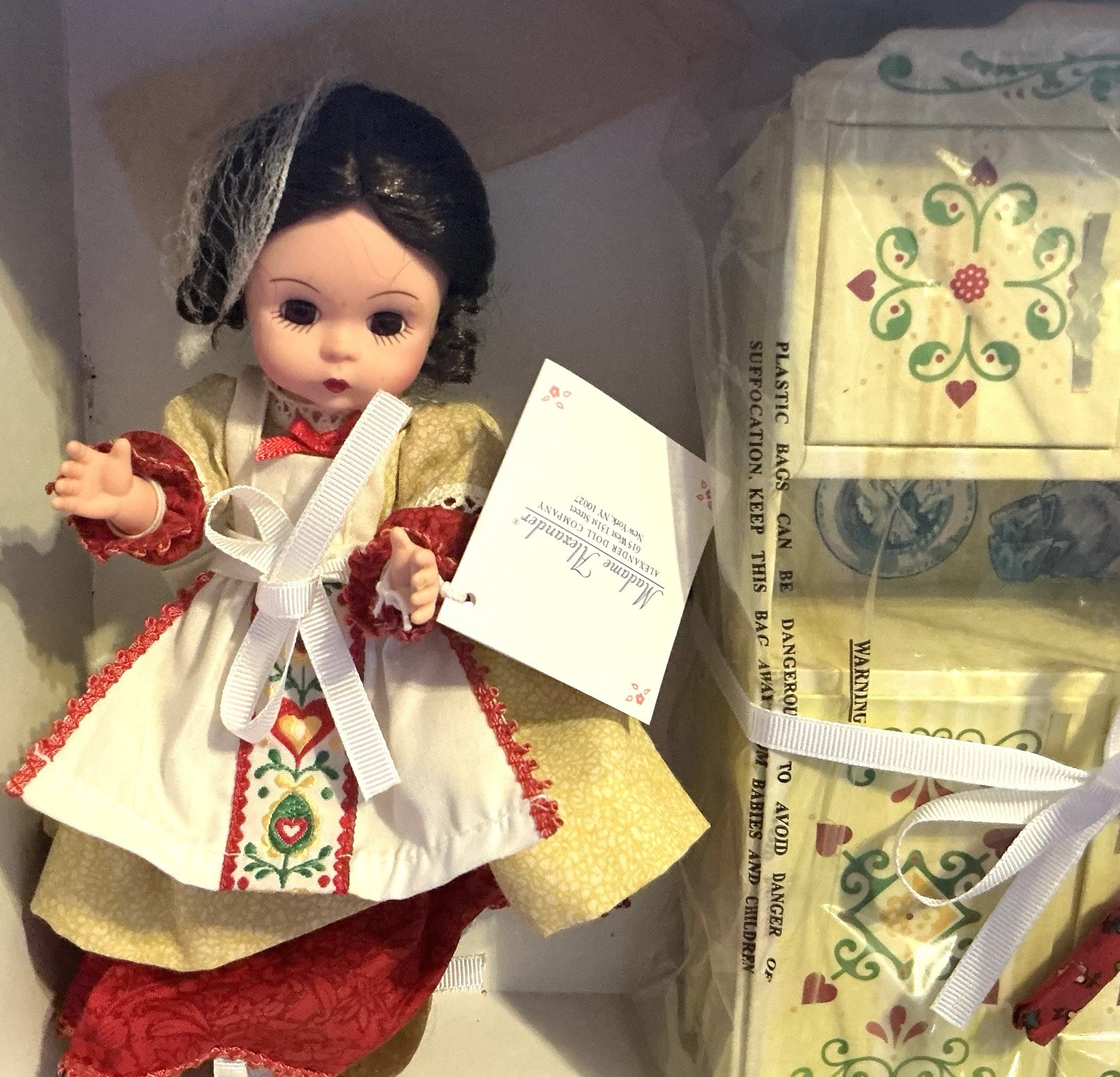 Madame Alexander 8” Old Mother Hubbard Doll 39850  DOG $ HAT MISSING