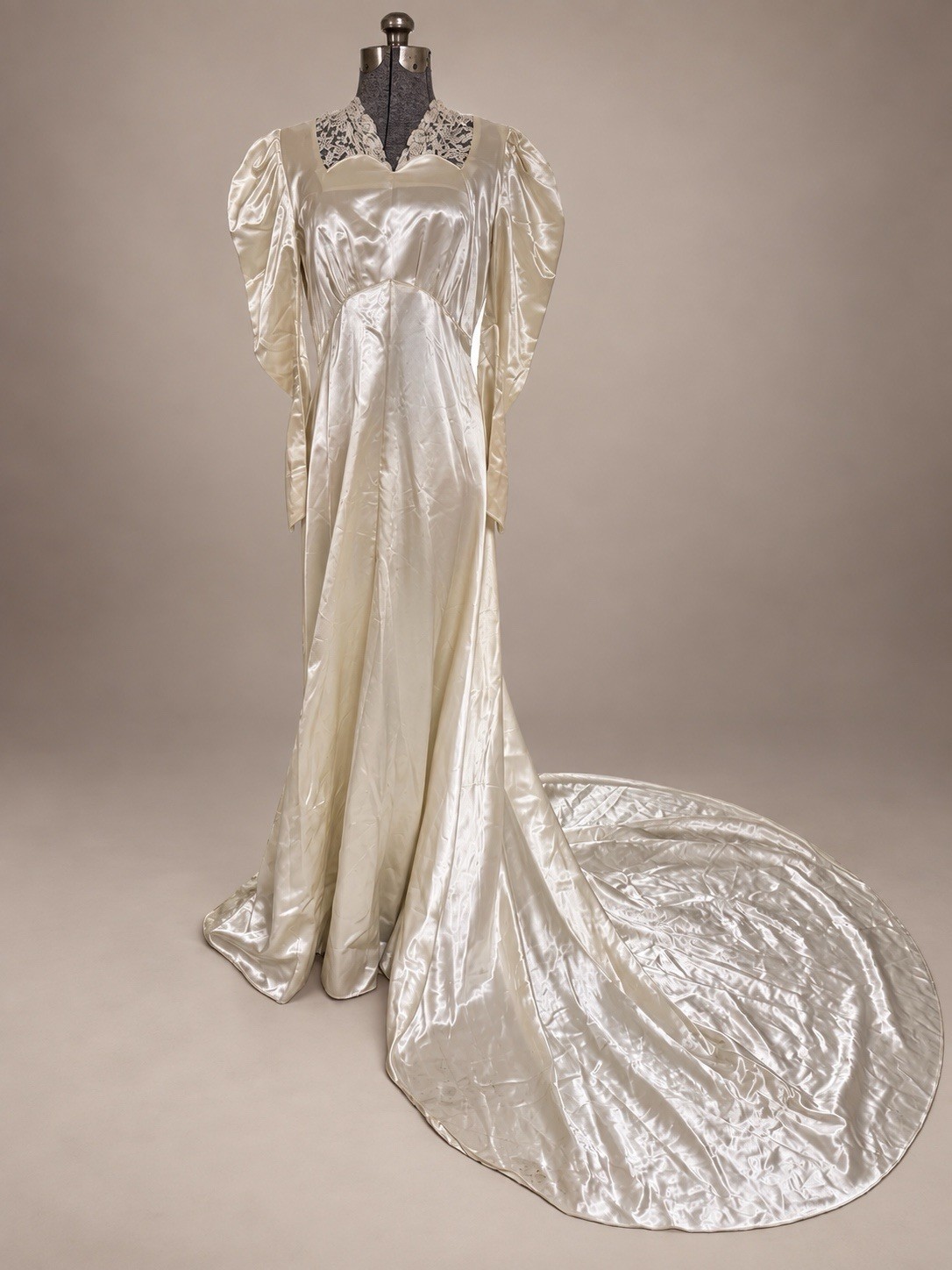 Vintage 1930s/40s Liquid Silk Satin & Lace Wedding Dress Sz S