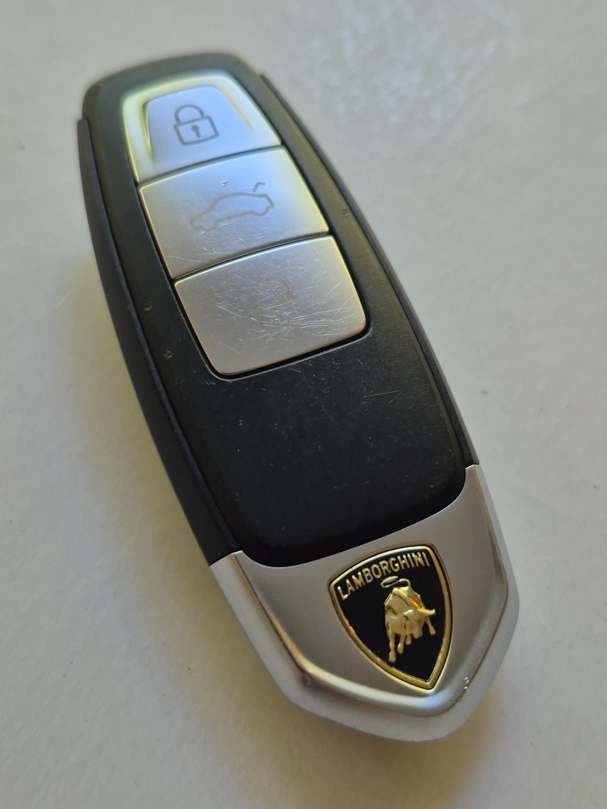 LAMBORGHINI URUS KEYLESS ENTRY KEYFOB GENUINE OEM. FCC IYZAK2 VERY NICE