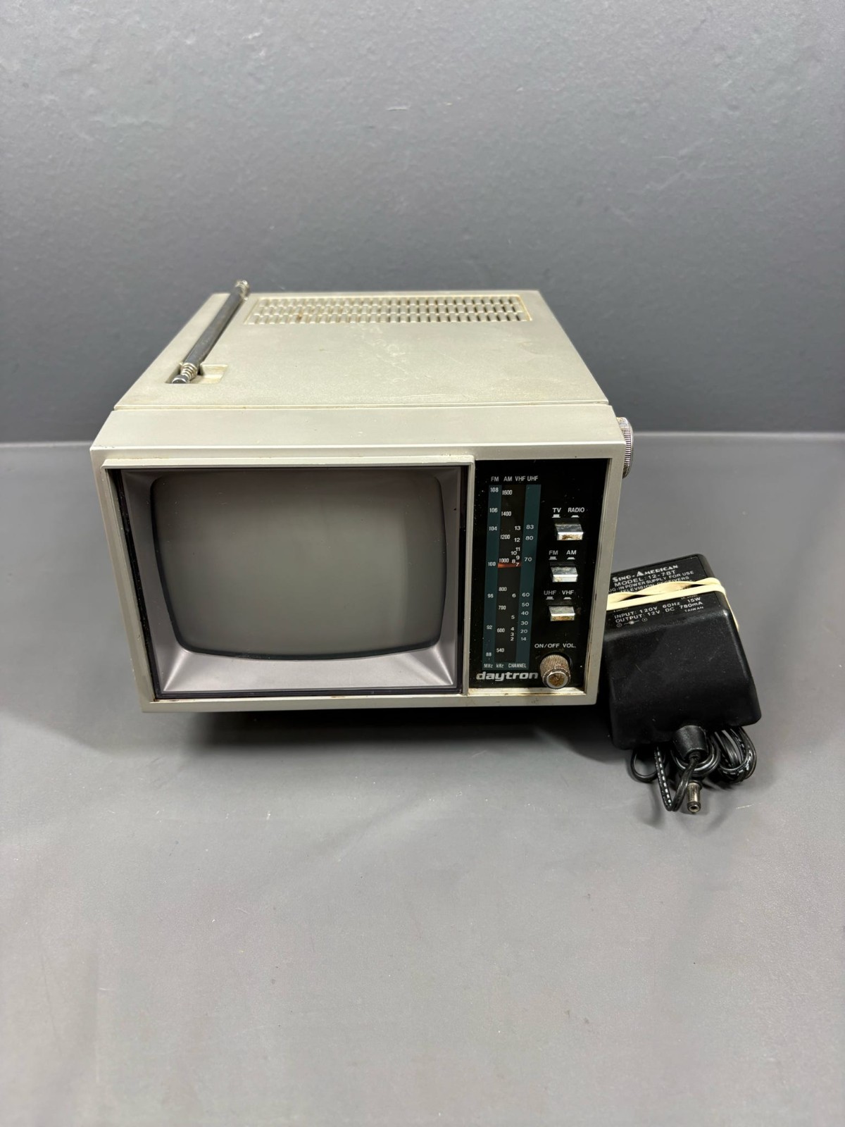 Vintage Daytron RT-053R Portable 5\