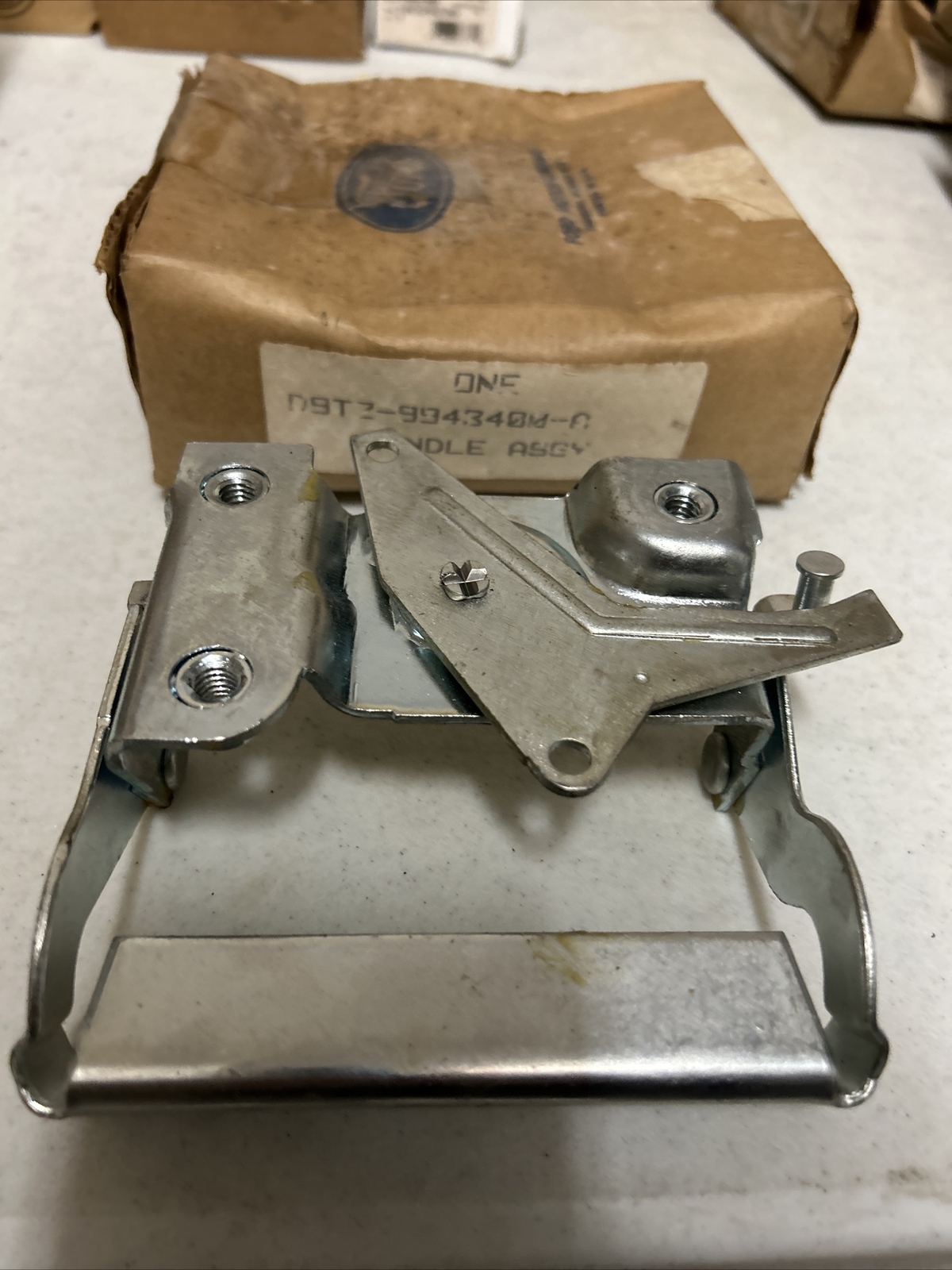 Ford D9TZ-9943400-A REAR TAIL GATE HANDLE 1973-1979 OEM Ford D9TZ-9943400-A REAR TAIL GATE HANDLE 1973-1979 OEM