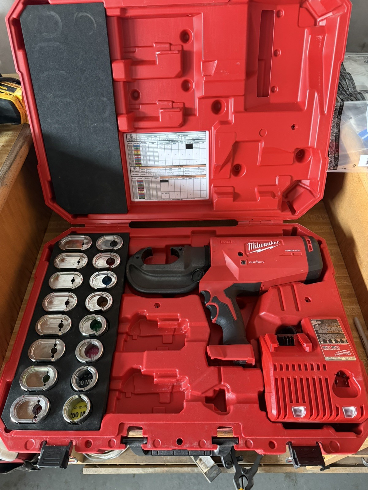 Milwaukee 2779-20 Crimper with & 15 Piece U-Die Set Milwaukee 2778 (NEW) Milwaukee 2779-20 Crimper with & 15 Piece U-Die Set Milwaukee 2778 (NEW)