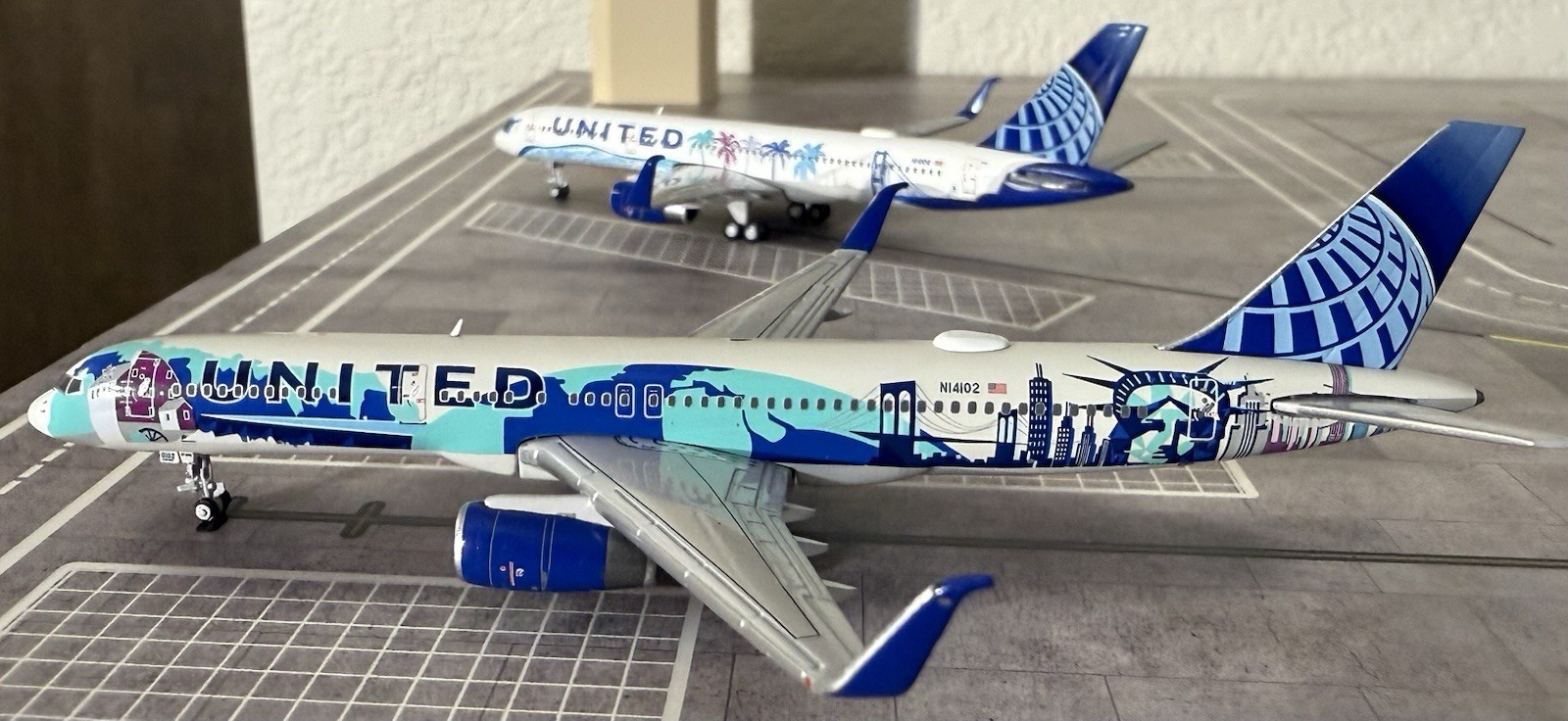 United Boeing 757-200ER N14102 1:400 - New York Theme - Gemini Jets United Boeing 757-200ER N14102 1:400 - New York Theme - Gemini Jets