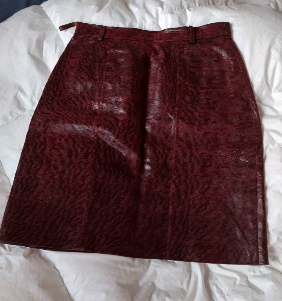 Beautiful small vintage bordo leather skirt, by Bo, Vera Pelle, size 36 Beautiful small vintage bordo leather skirt, by Bo, Vera Pelle, size 36