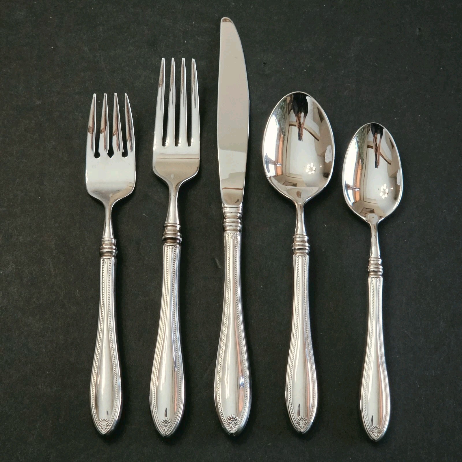 Oneida Sheraton USA Stainless Flatware 18/10 5-Piece Place Setting Oneida Sheraton USA Stainless Flatware 18/10 5-Piece Place Setting