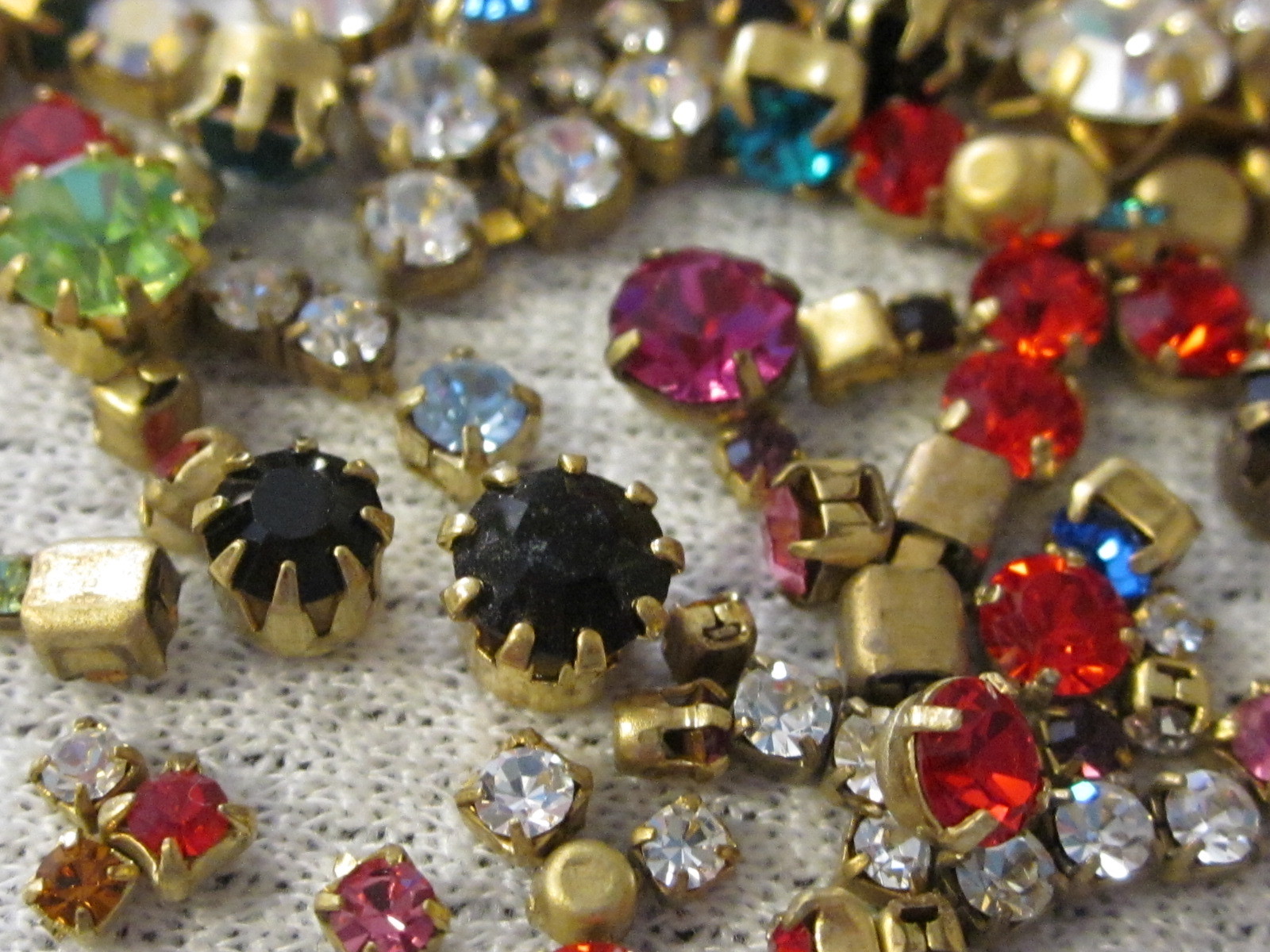 ALL SWAROVSKI SINGLE RHINESTONES IN SETTINGS 50 ROUND CRYSTAL LOT VTG JEWELRY