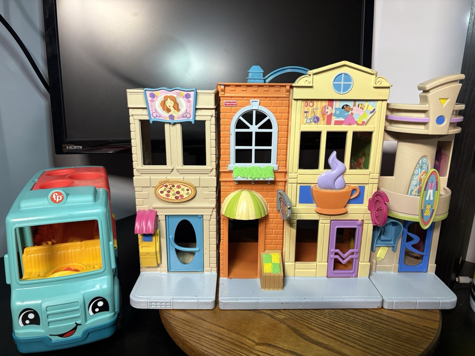 VTG Fisher Price Sweet Streets City Shopping District Mall (2005) & Food Truck VTG Fisher Price Sweet Streets City Shopping District Mall (2005) & Food Truck