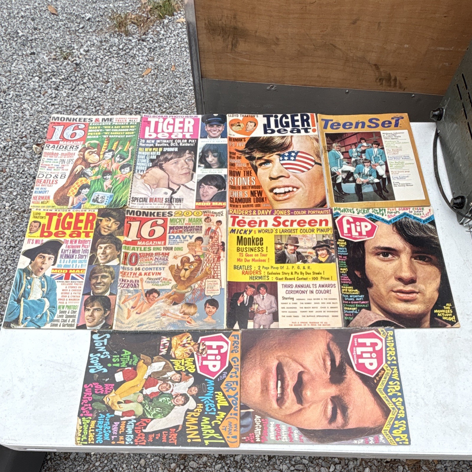 10 vintage 1960s teen celebrity pop-culture magazines Collectible 10 vintage 1960s teen celebrity pop-culture magazines Collectible