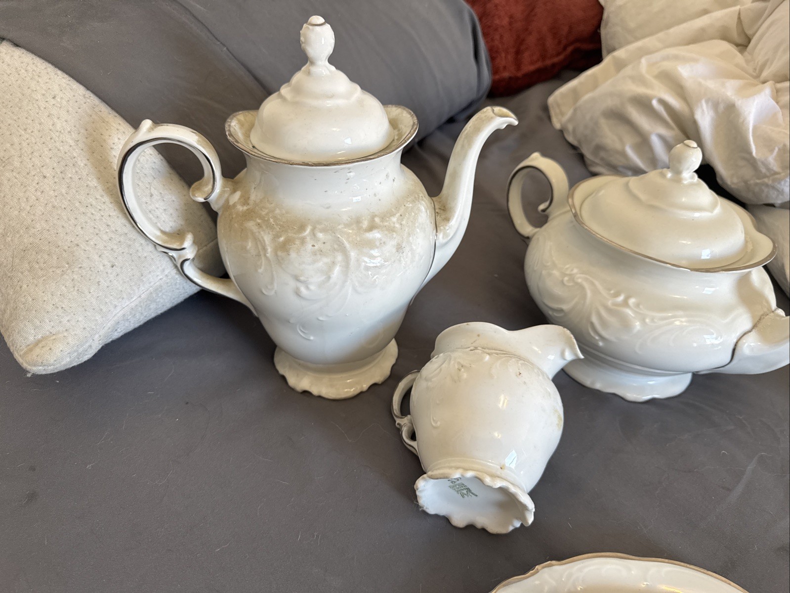 VINTAGE WAWEL POLAND CASA ORO EMBOSSED Complete Set This Was My Grandmothers
