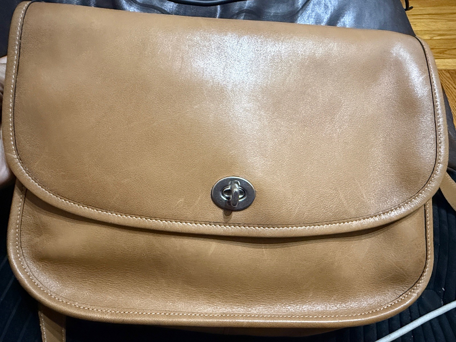 Vintage Coach 9790 British Tan Leather City Bag Crossbody Shoulder Turnlock Vintage Coach 9790 British Tan Leather City Bag Crossbody Shoulder Turnlock
