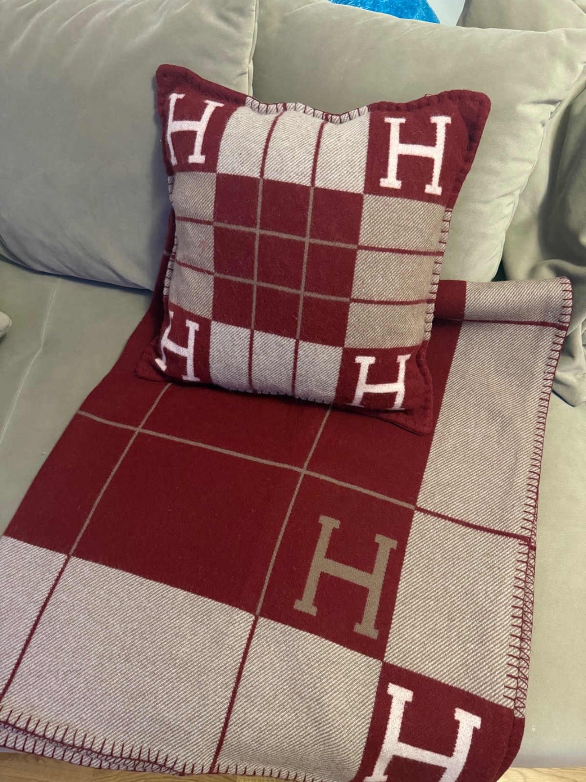 Hermès blanket and pillow set Hermès blanket and pillow set