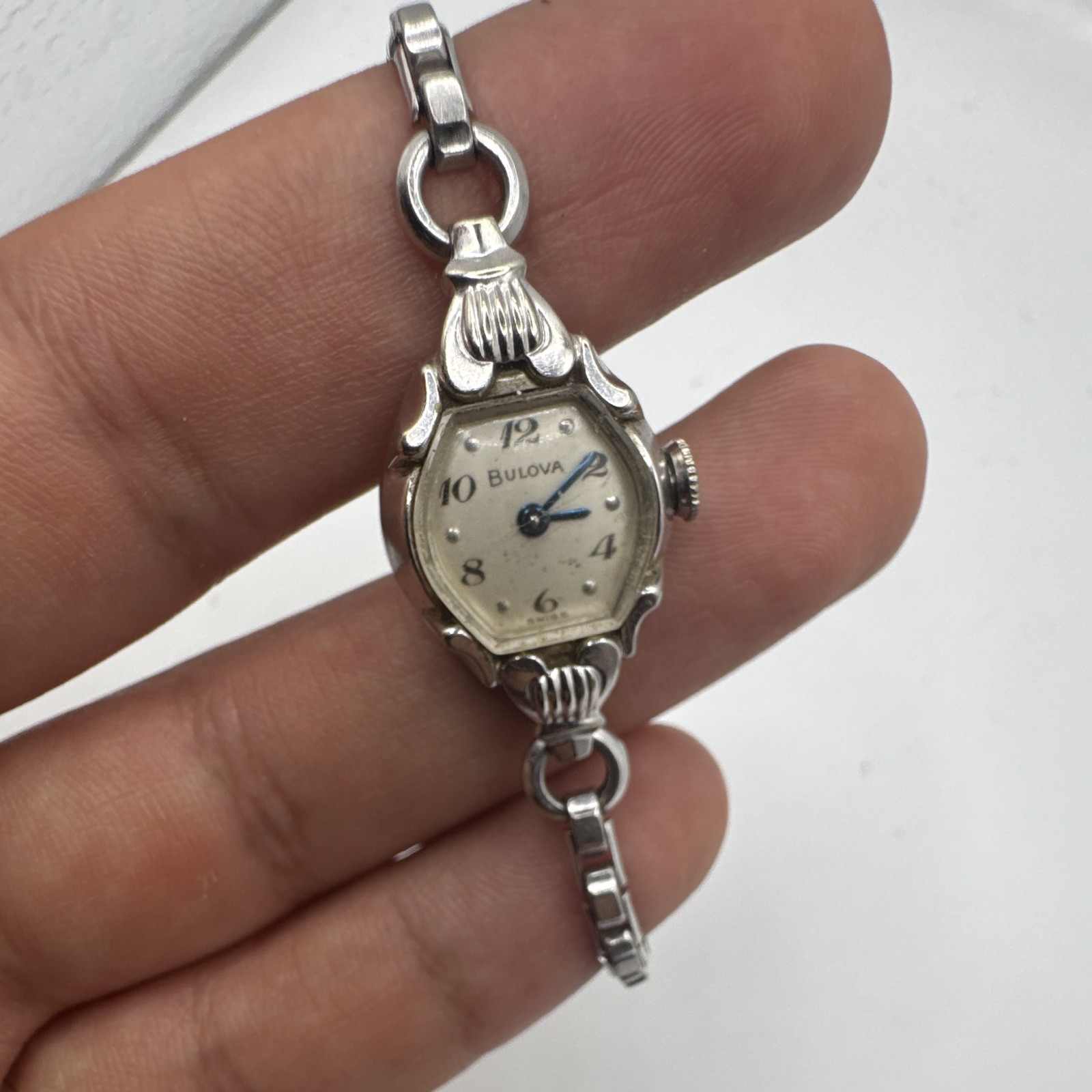 Vintage 1953 Bulova L3 Ladies Cocktail Watch Art Deco Fluted Shield Lug RUNS Vintage 1953 Bulova L3 Ladies Cocktail Watch Art Deco Fluted Shield Lug RUNS