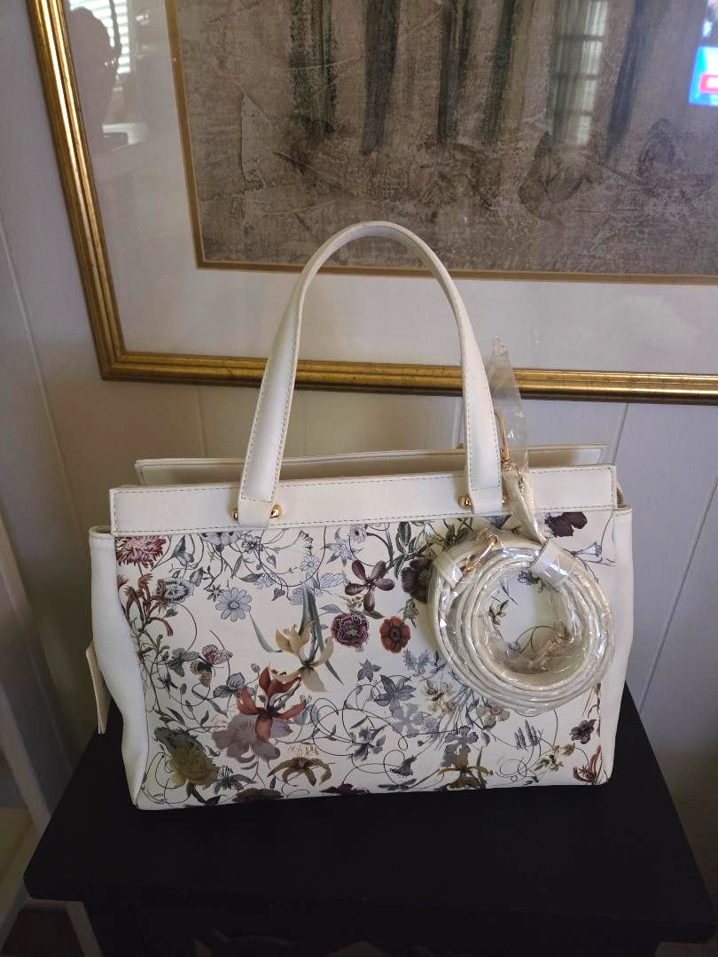 MELLOW WORLD, WHITE FLORAL STELLEN BAG, BEAUTIFUL NWTAGS MELLOW WORLD, WHITE FLORAL STELLEN BAG, BEAUTIFUL NWTAGS