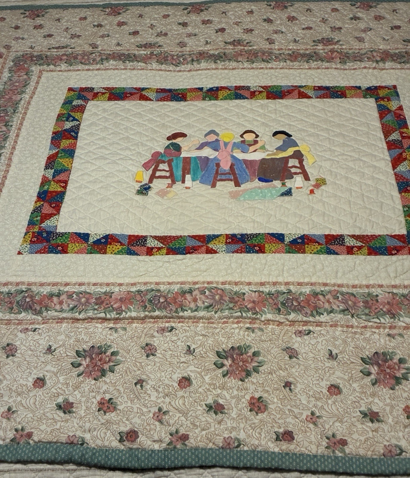 VTG hand-stitched cotton throw quilt featuring a “Guilting Bee” painted appliqué VTG hand-stitched cotton throw quilt featuring a “Guilting Bee” painted appliqué