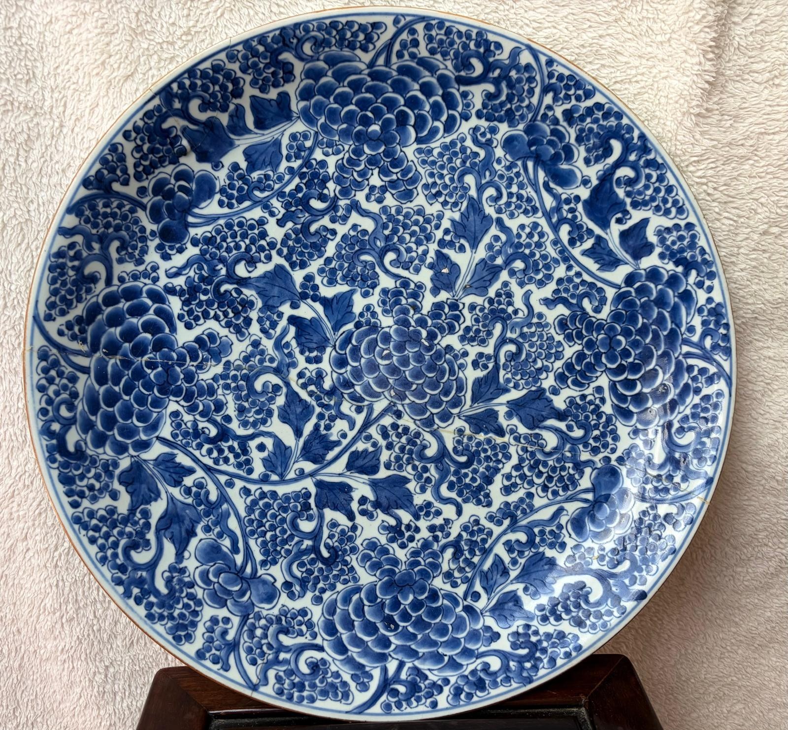 A Large Chinese 18th Century Kangxi Period Porcelain Plate 康熙青花牡丹纹大盘 A Large Chinese 18th Century Kangxi Period Porcelain Plate 康熙青花牡丹纹大盘