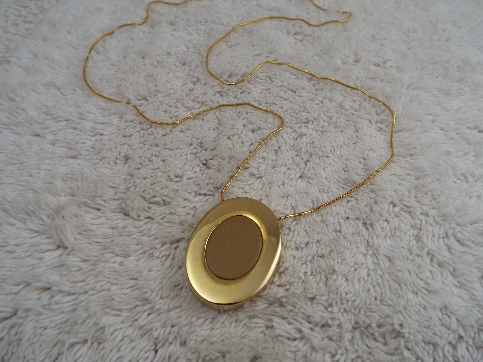 Goldtone Pendant Necklace (B8)