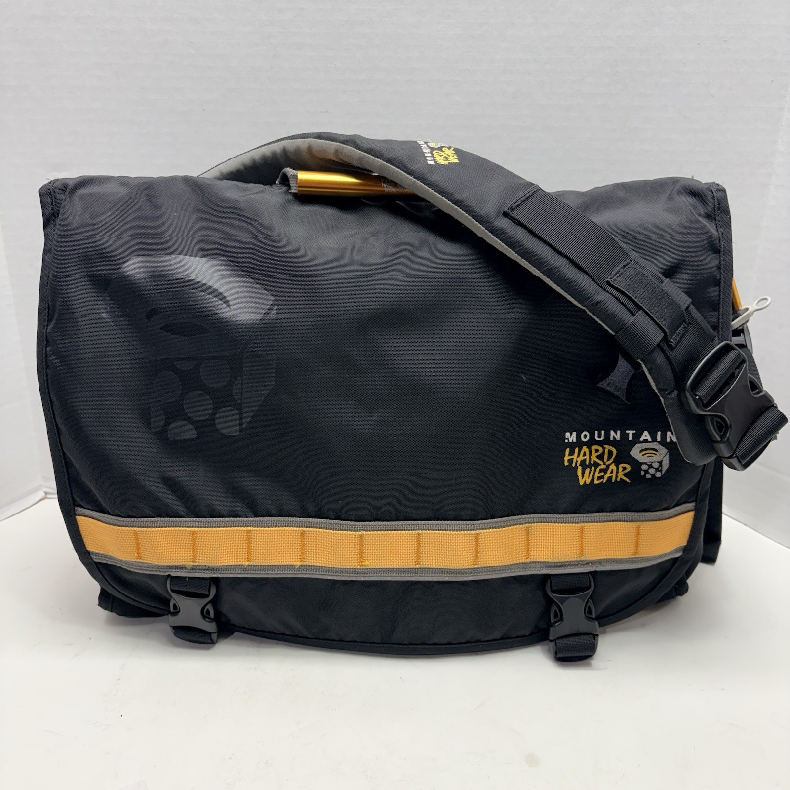 Mountain Hardwear Sentinel Black Messenger Laptop Bag Padded Crossbody Strap Mountain Hardwear Sentinel Black Messenger Laptop Bag Padded Crossbody Strap