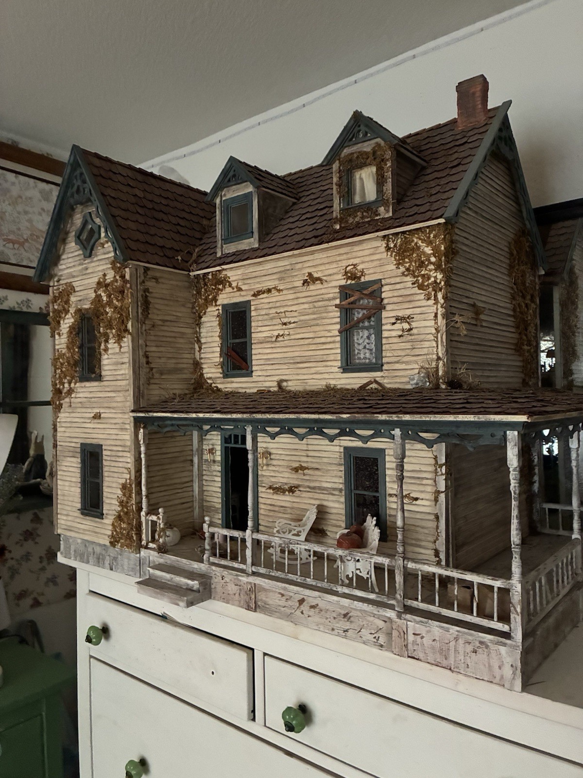 Haunted mansion Dollhouse spooky Mansion, Artist Dollhouse autumn Halloween Haunted mansion Dollhouse spooky Mansion, Artist Dollhouse autumn Halloween