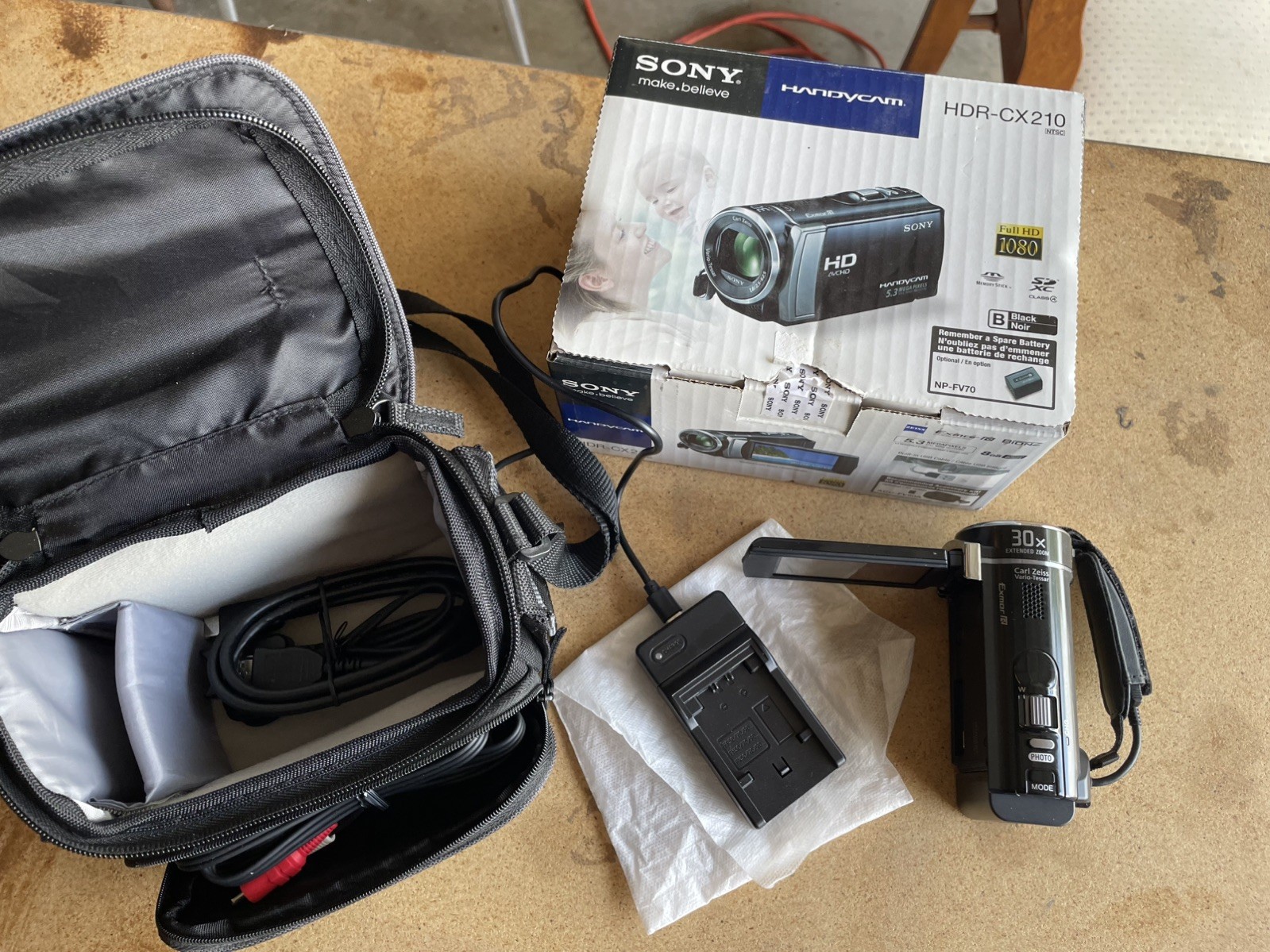 Sony Handycam HDR-CX210 Black Digital Video Camcorder 30x Zoom 5.3MP - w/ case. Sony Handycam HDR-CX210 Black Digital Video Camcorder 30x Zoom 5.3MP - w/ case.