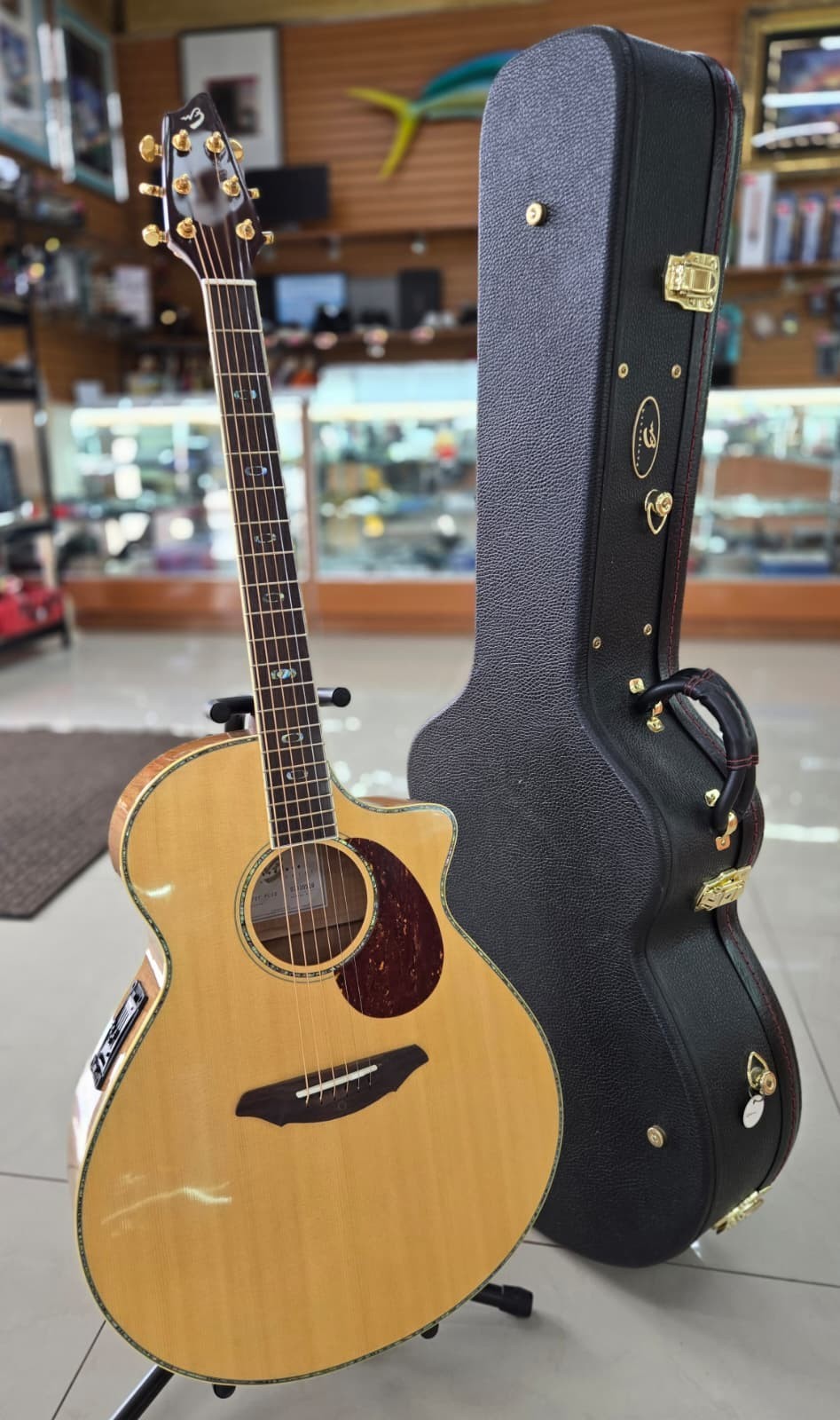 Breedlove Atlas Series AJ250/SF Plus Acoustic Electric Guitar w/ OHSC Breedlove Atlas Series AJ250/SF Plus Acoustic Electric Guitar w/ OHSC