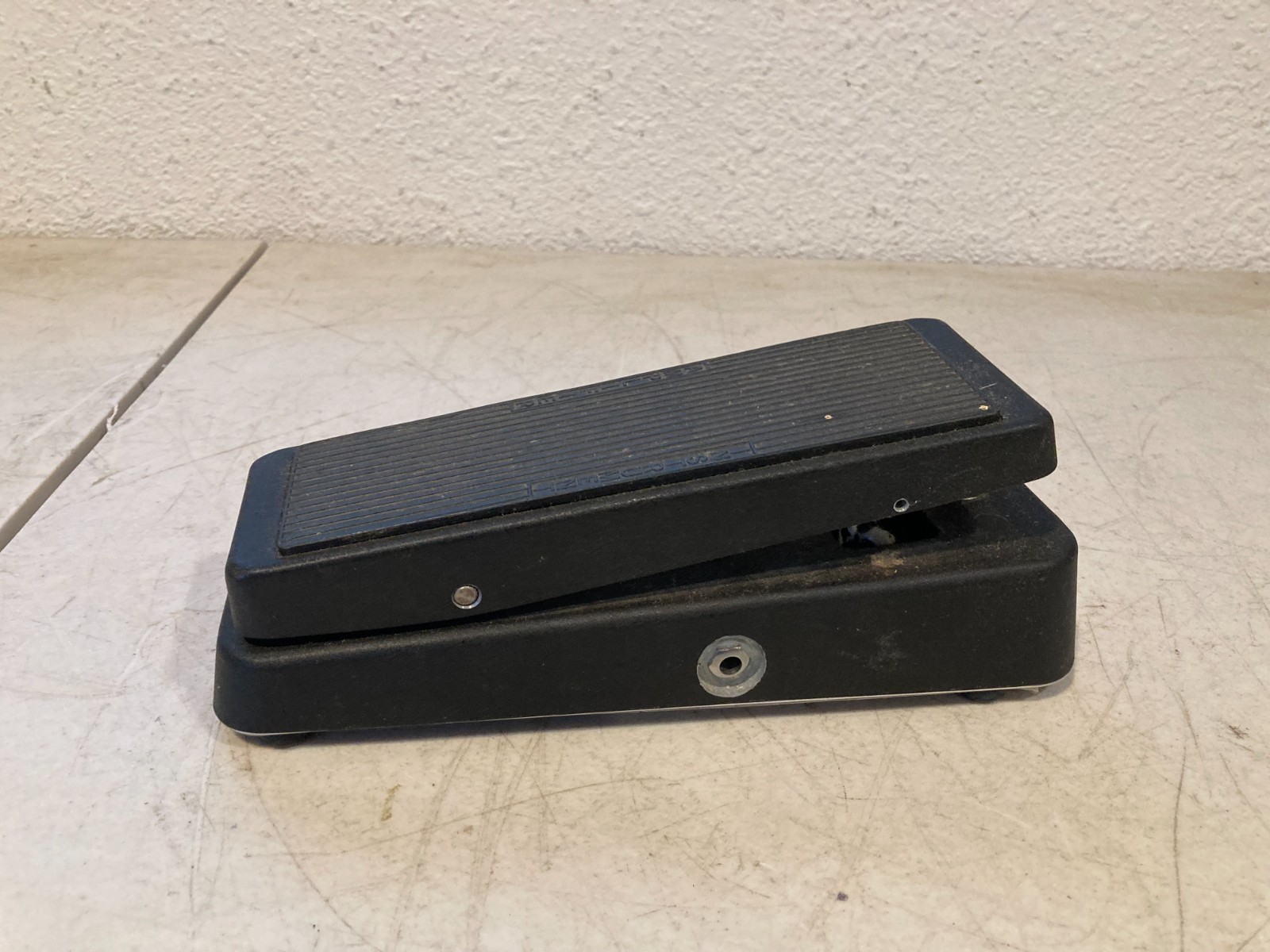 Jim Dunlop GCB-100 Original Cry Baby Wah Wah Guitar Effects Pedal.