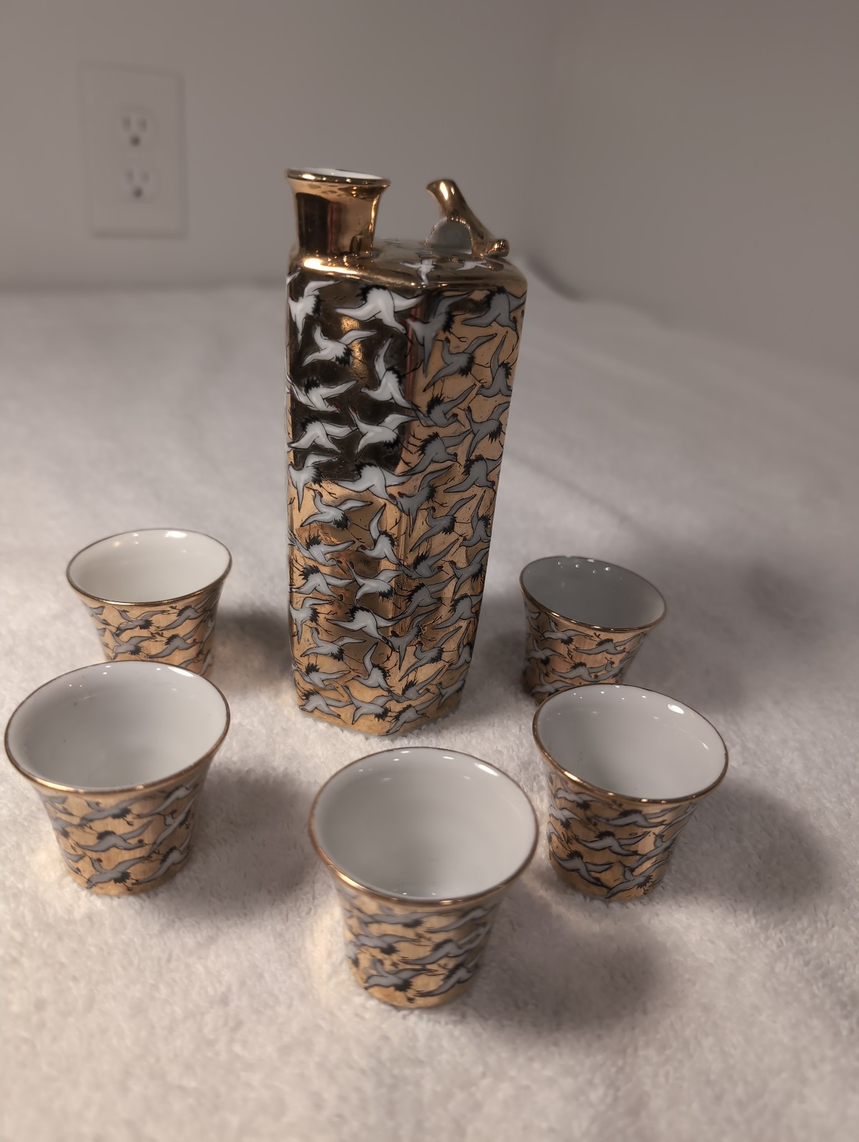 Vintage Gold-Leaf Kutani Ware Tokkuri Sake Set from Japan 6 Pieces