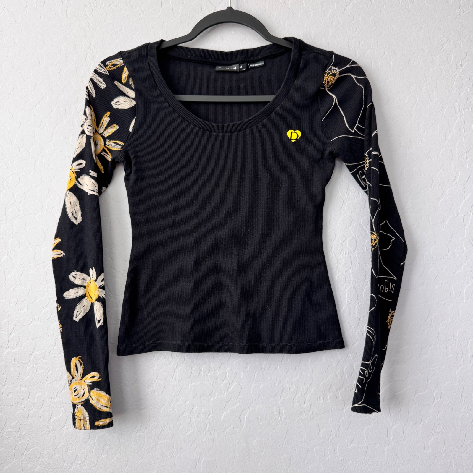 Desigual Medium Top Black Long Sleeve Floral Graphic Ribbed Scoop Neck Heart