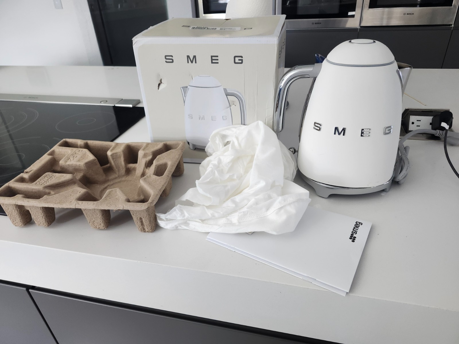 Smeg 50\'s Style Retro Electric Kettle, 7-cup KLF03WHMUS Matte White Smeg 50\'s Style Retro Electric Kettle, 7-cup KLF03WHMUS Matte White