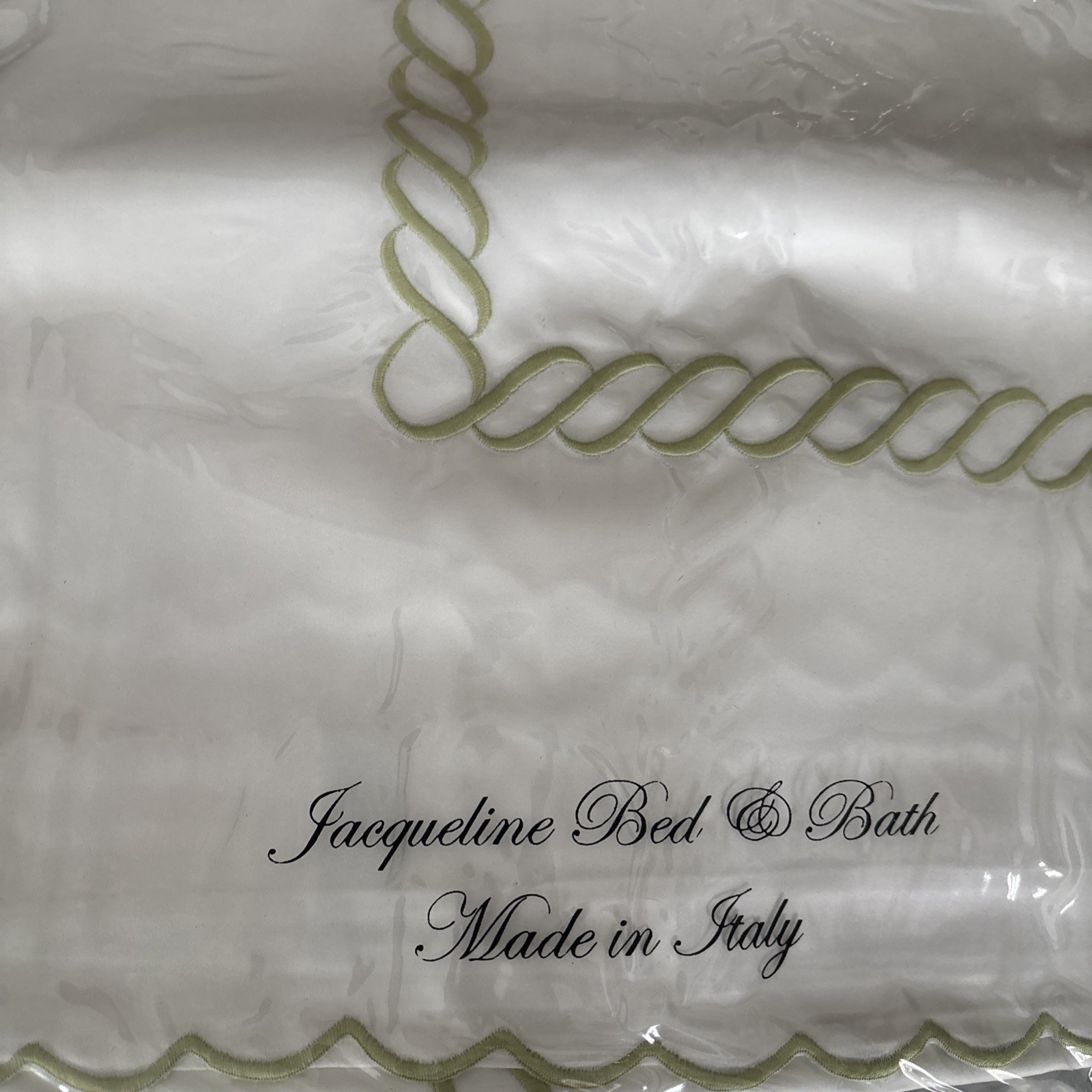 NIP Twin Flat White/Green Classic Chain Embroidered Scallops Made in Italy NIP Twin Flat White/Green Classic Chain Embroidered Scallops Made in Italy