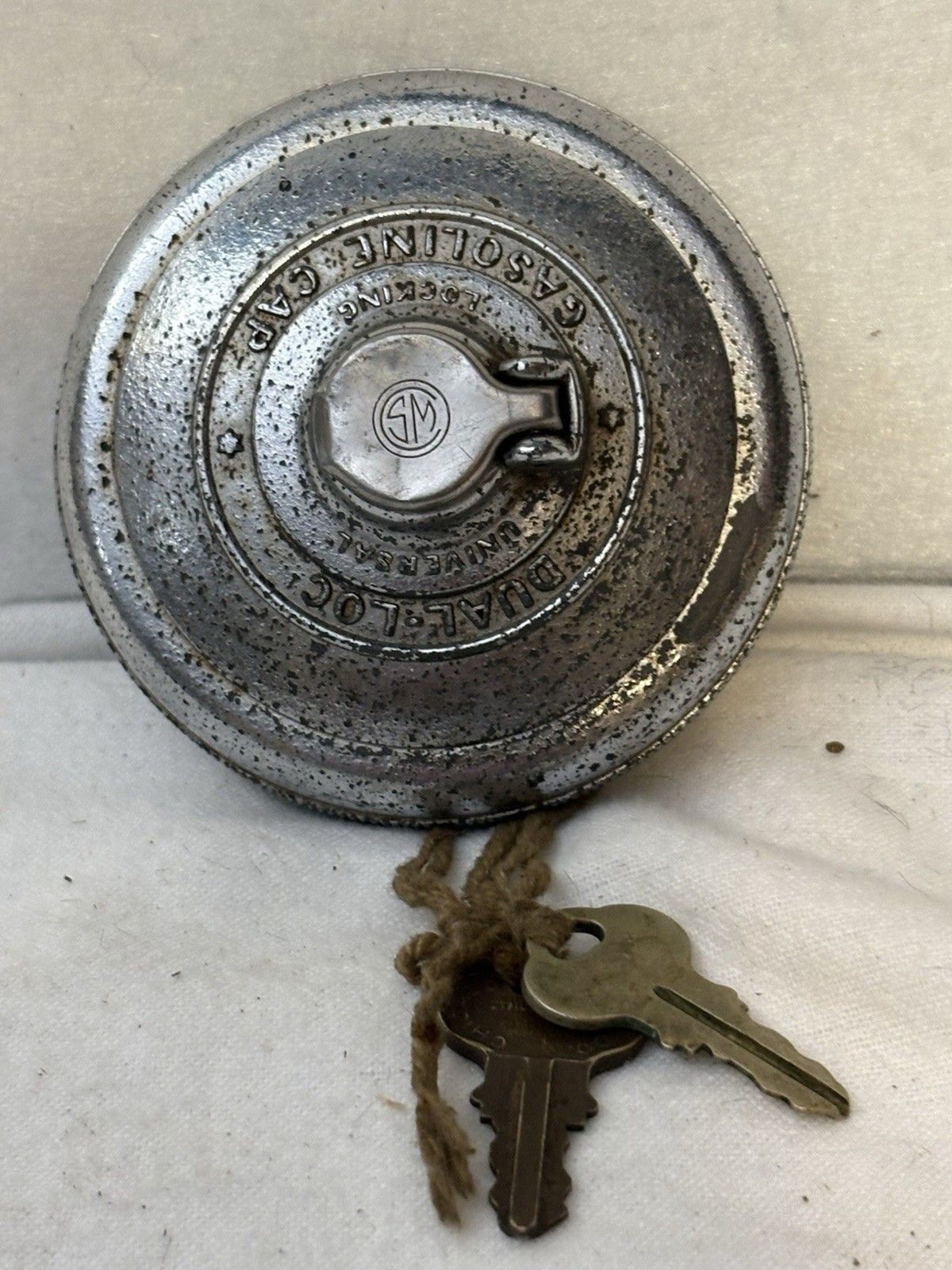 Vtg 1940s 1950s Stant Dual-Loc Universal Gas Cap Patina Hot Rod Rat Rod 2 Keys