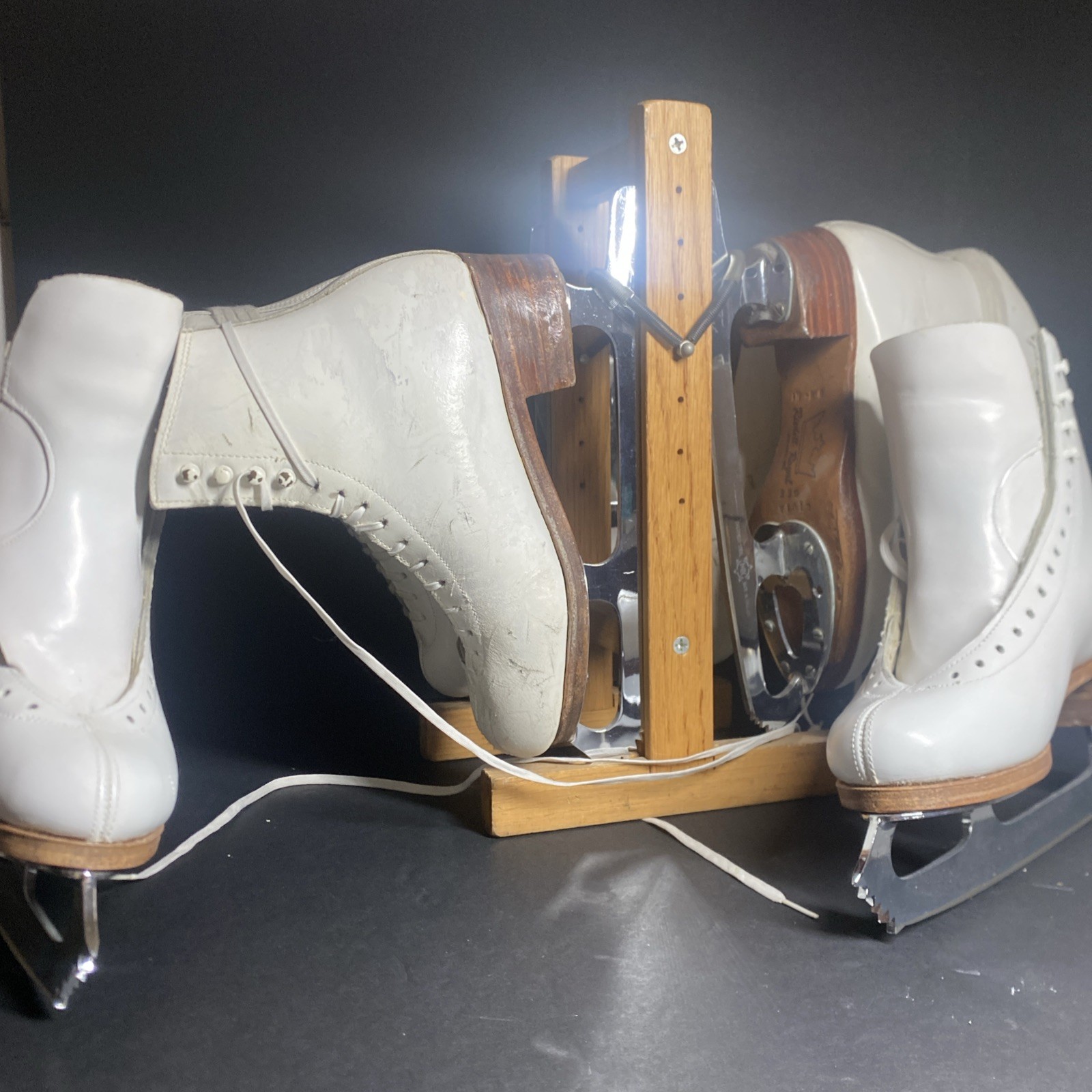 VTG Riedell Royal English Sheffield Steel Ice Skates Size 5 1/2 A *w stand VTG Riedell Royal English Sheffield Steel Ice Skates Size 5 1/2 A *w stand