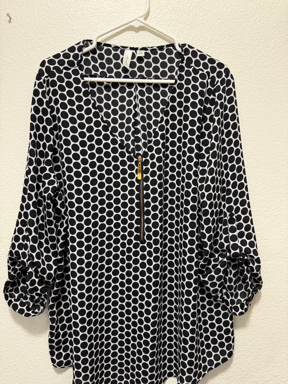 Tacera black and white blouse, lightweight, front zip, woman s size 2X Tacera black and white blouse, lightweight, front zip, woman s size 2X