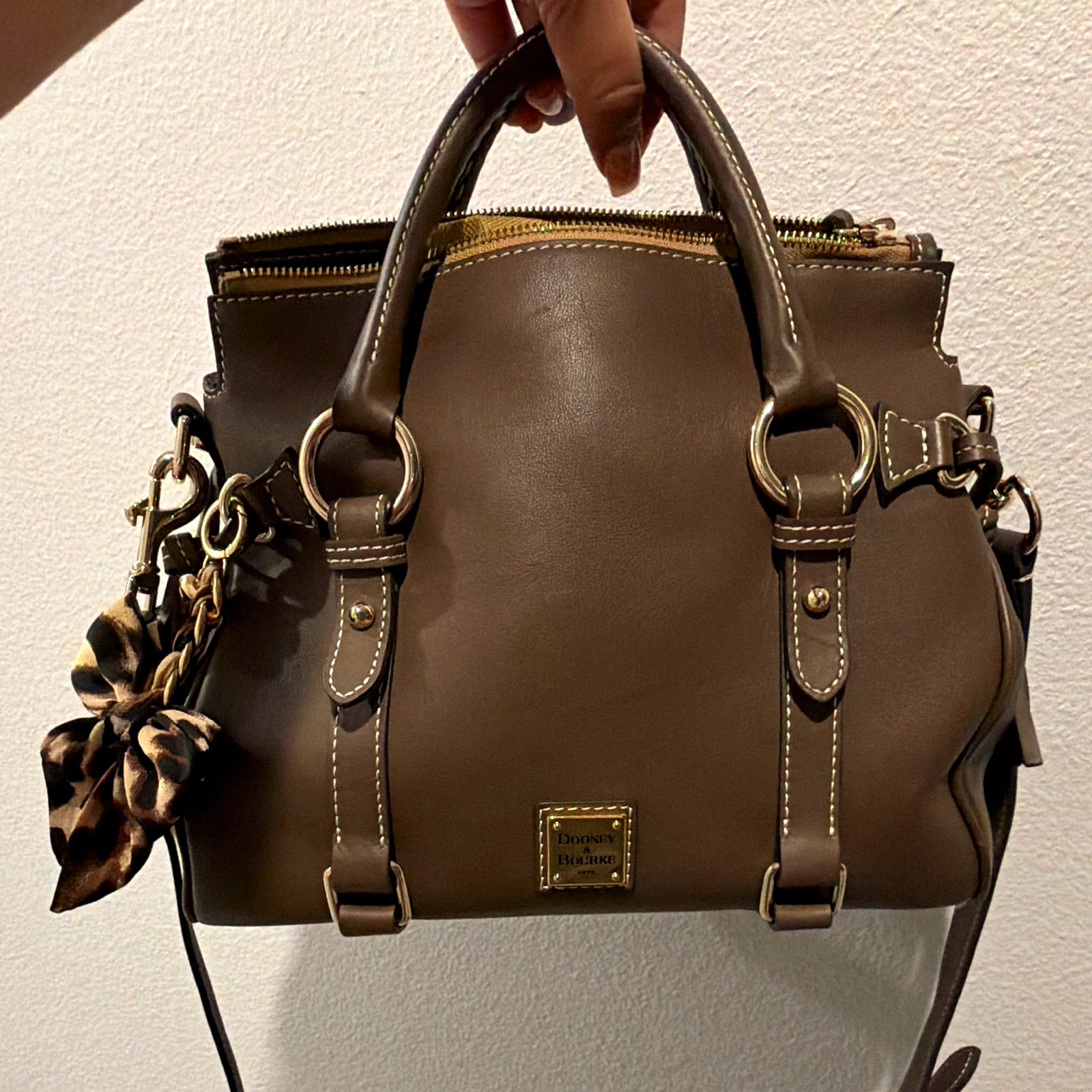 Dooney & Bourke Brown Satchel Top Handle Bag Gold Hardware Zip Detachable Strap Dooney & Bourke Brown Satchel Top Handle Bag Gold Hardware Zip Detachable Strap