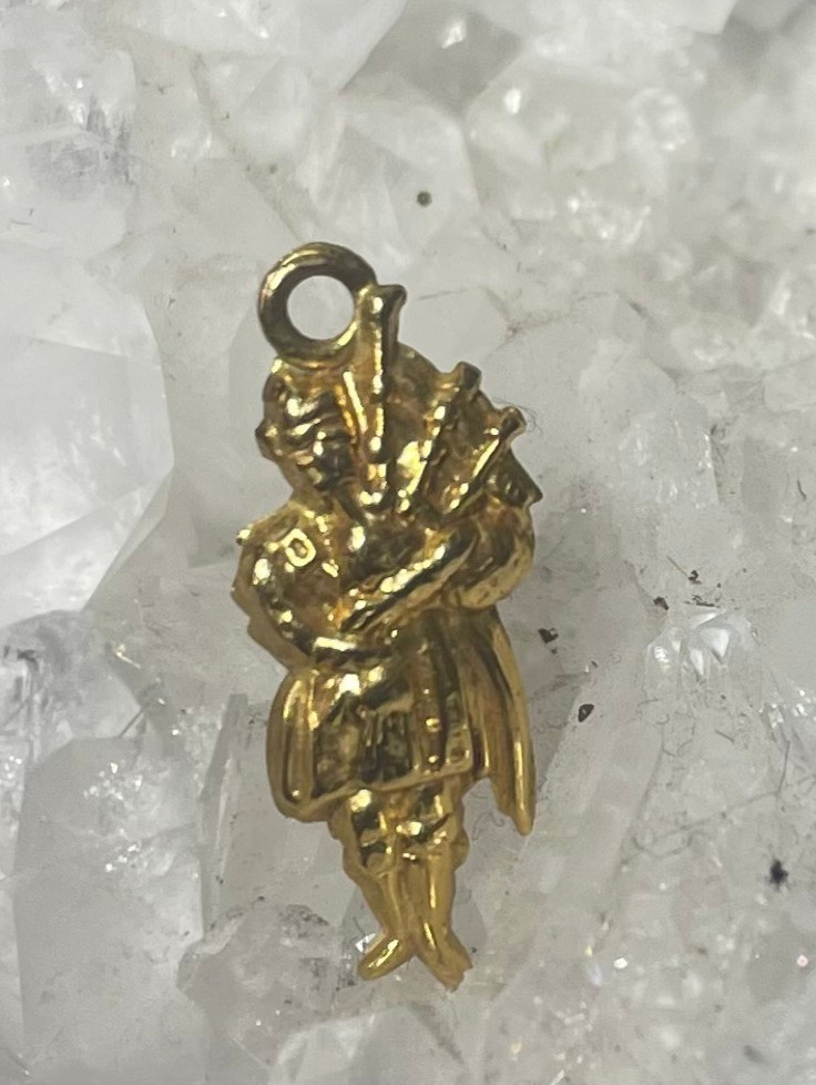 SCOTTISH BAGPIPER CHARM - HALLMARKED  IN 9K GOLD - BIRMINGHAM, ENGLAND
