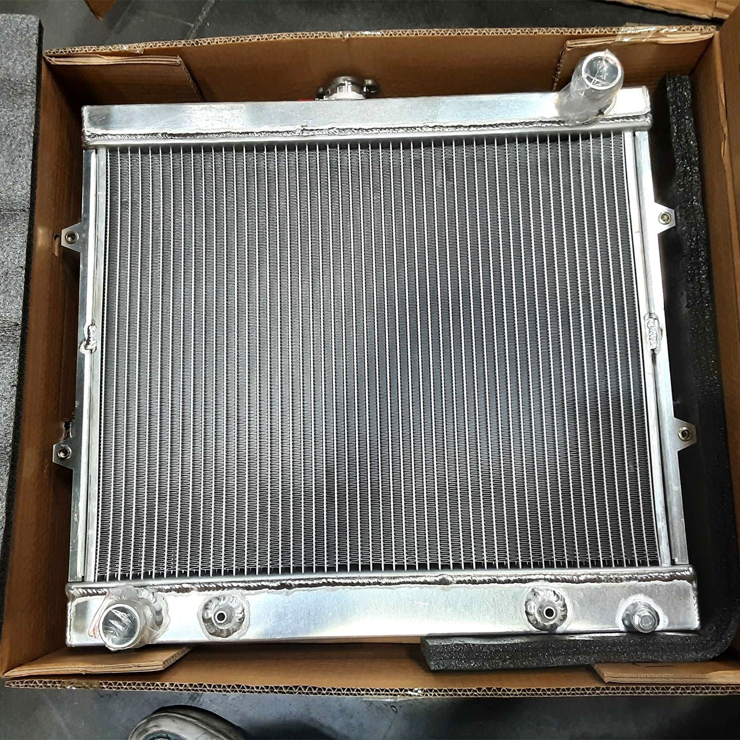 Discount Radiator For 1984-1995 Toyota Pickup 4Runner DLX Base SR5 2.4L L4 AT/MT