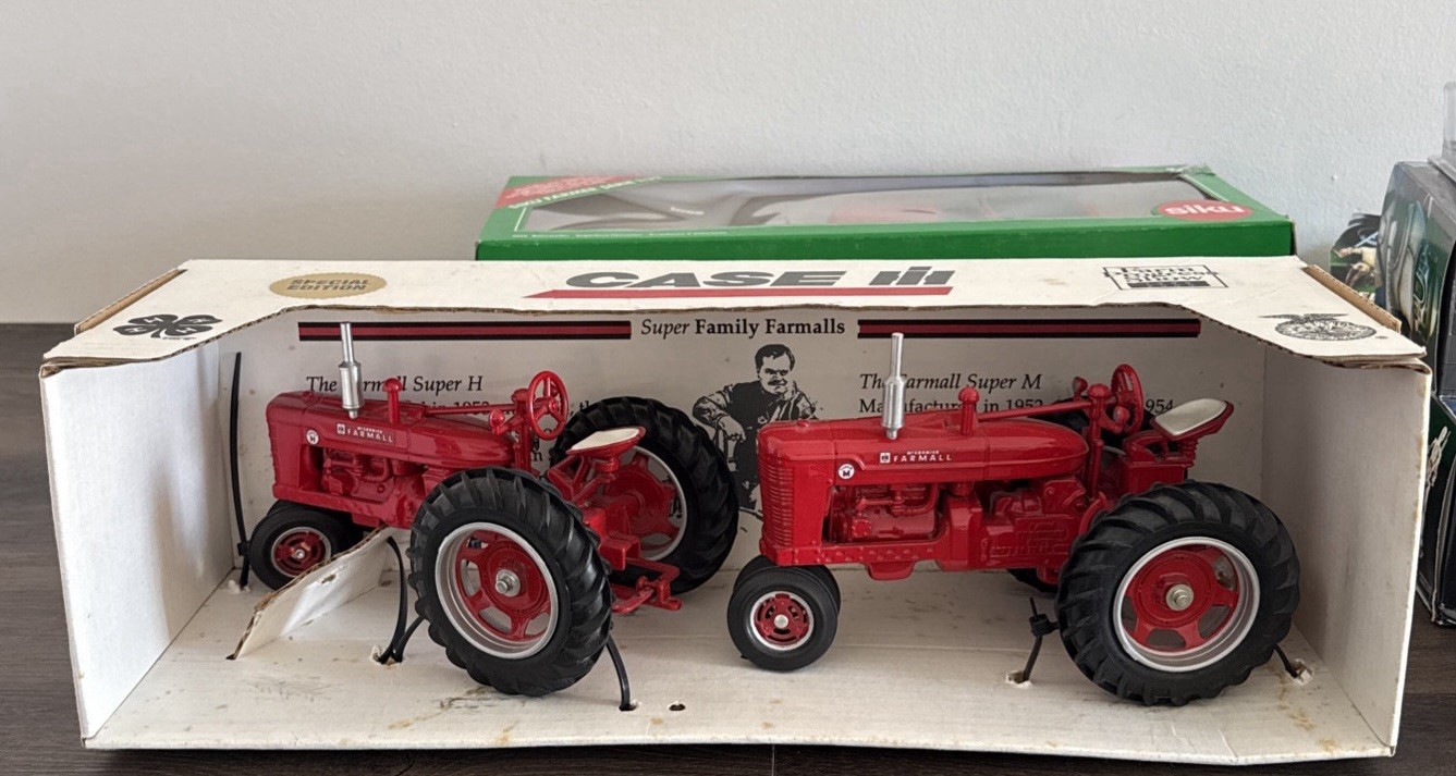 DEFECTIVE ERTL Case Farmall Super H M Tractor Set Scale 116 Diecast G3D DEFECTIVE ERTL Case Farmall Super H M Tractor Set Scale 116 Diecast G3D
