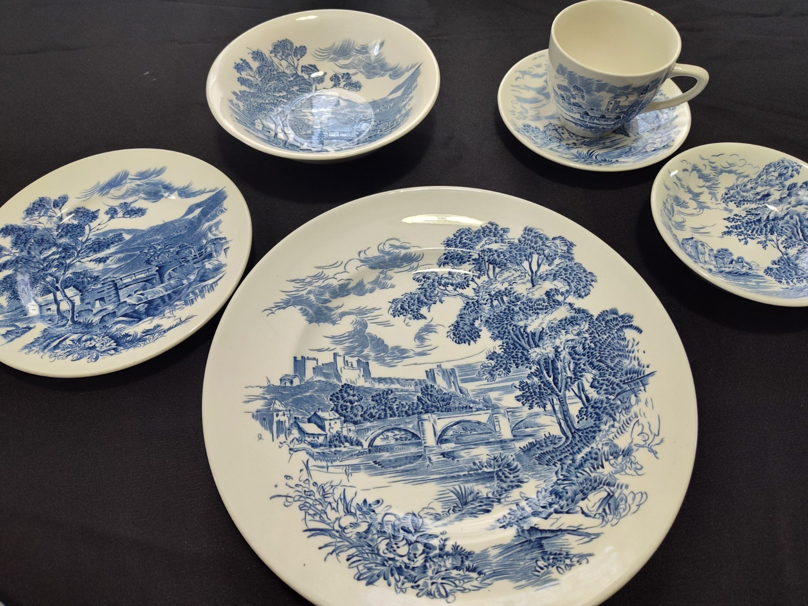 Vintage Enoch Wedgewood \'COUNTRYSIDE\' Fine China - 50Pieces Vintage Enoch Wedgewood \'COUNTRYSIDE\' Fine China - 50Pieces