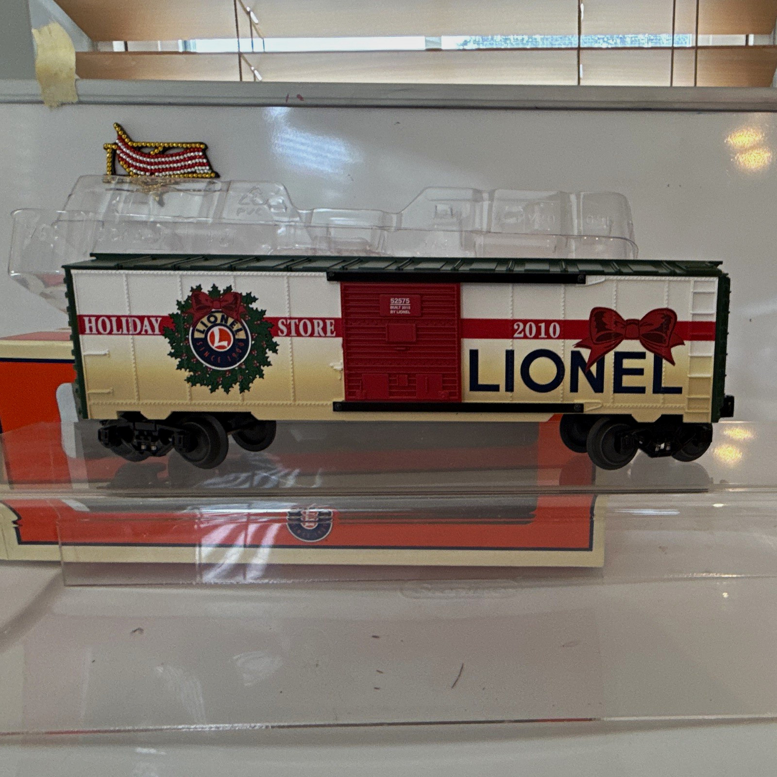 Lionel O Gauge 3-Rail Holiday Stores Christmas Limited Box Car 2010 6-52575 Lionel O Gauge 3-Rail Holiday Stores Christmas Limited Box Car 2010 6-52575